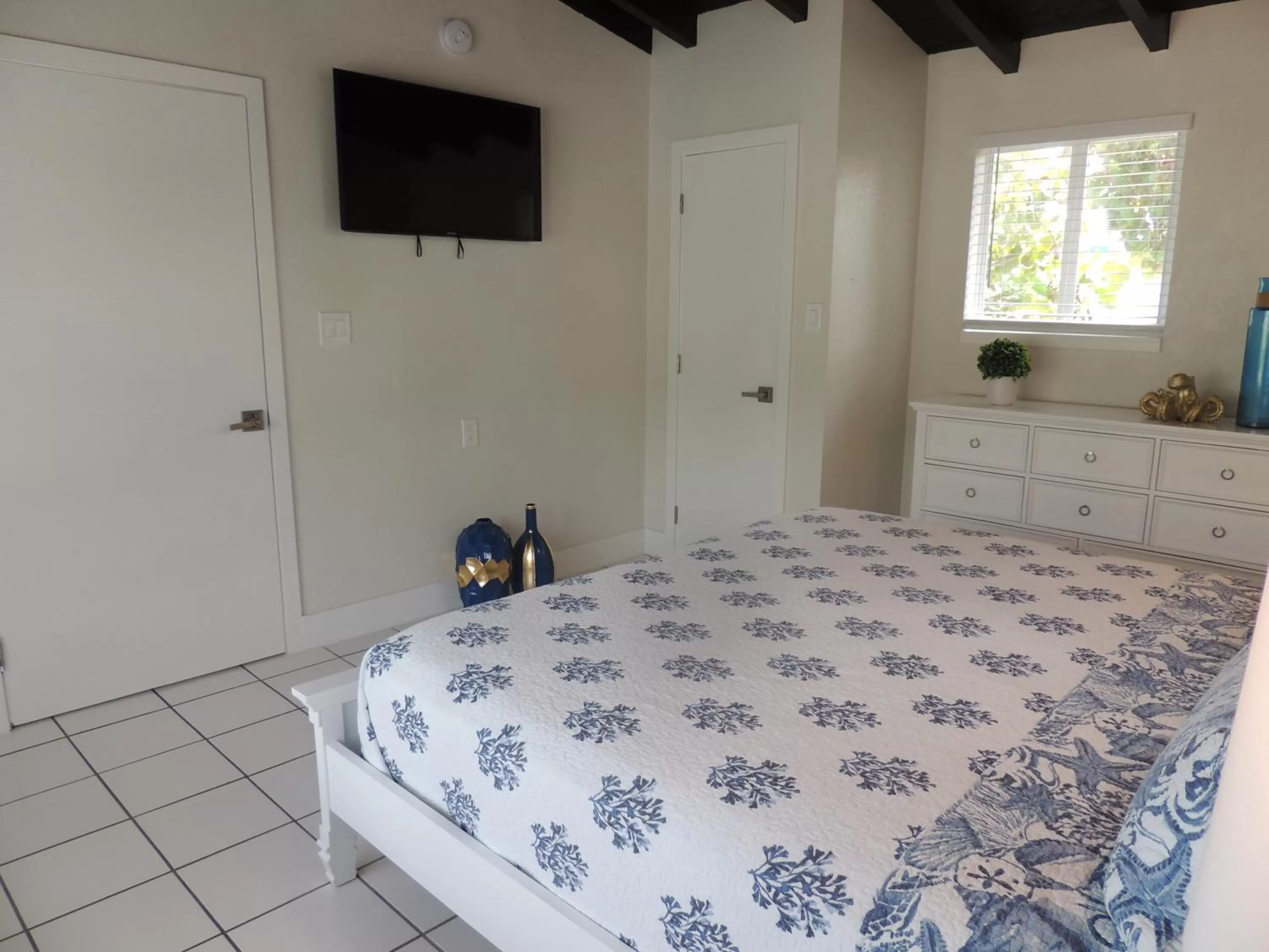 Bedroom, Bed in Sands of Islamorada