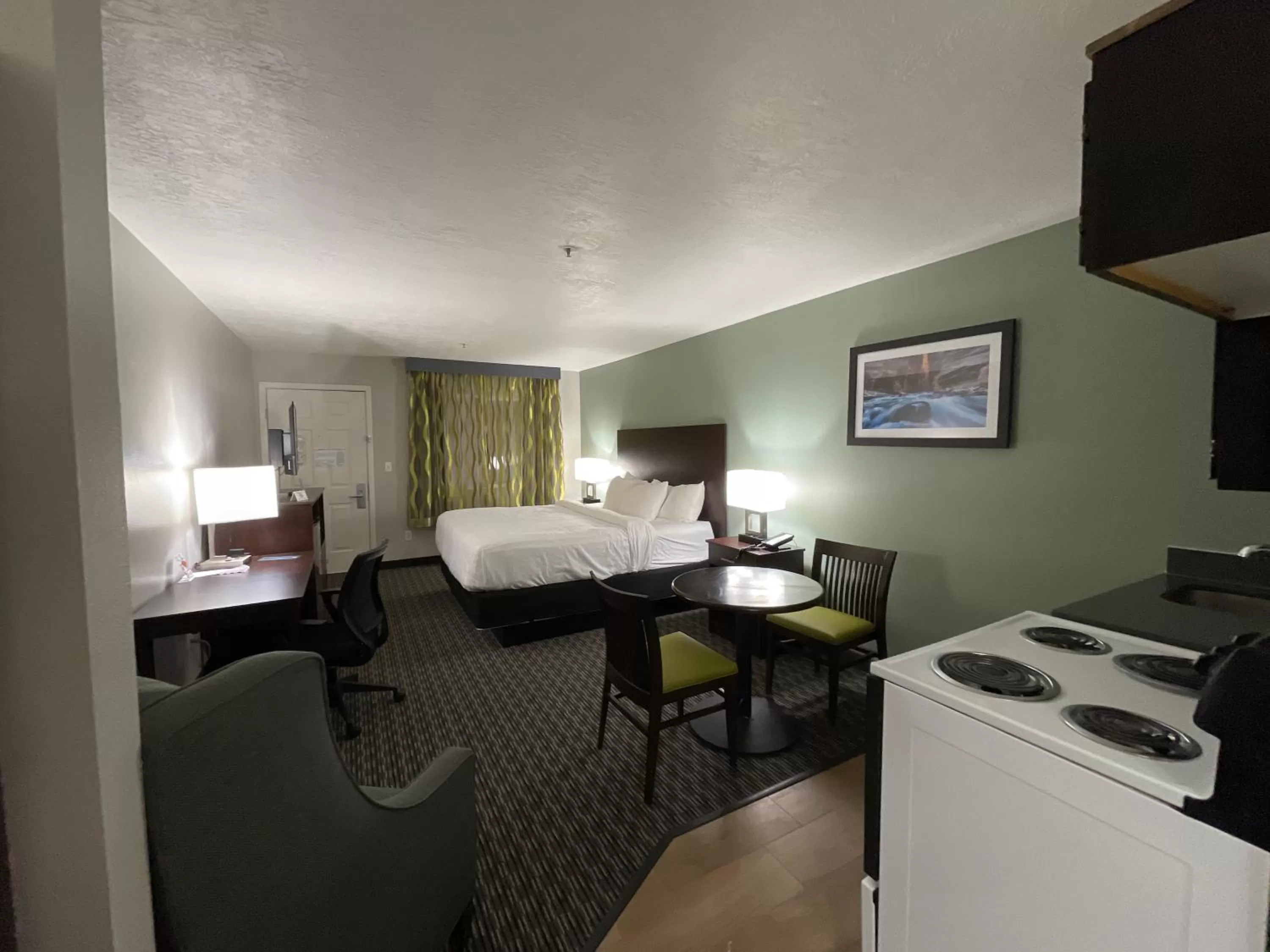 Kitchen or kitchenette, Bed in Wingate by Wyndham Cedar City