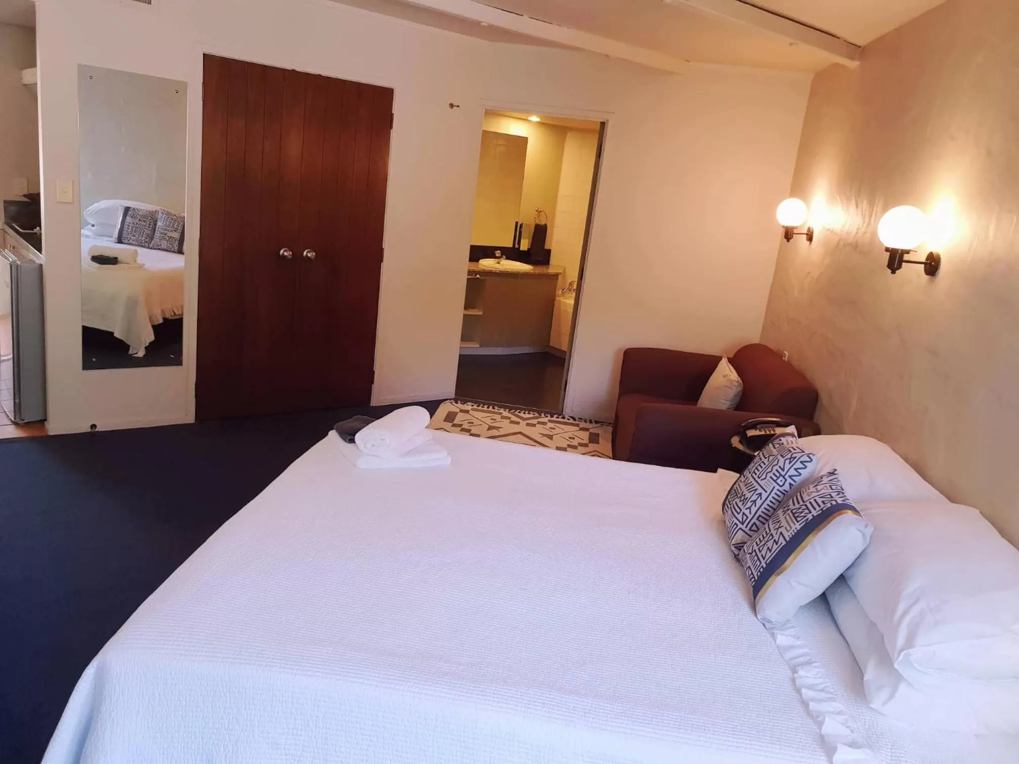 Bed in Parklane Motor Lodge