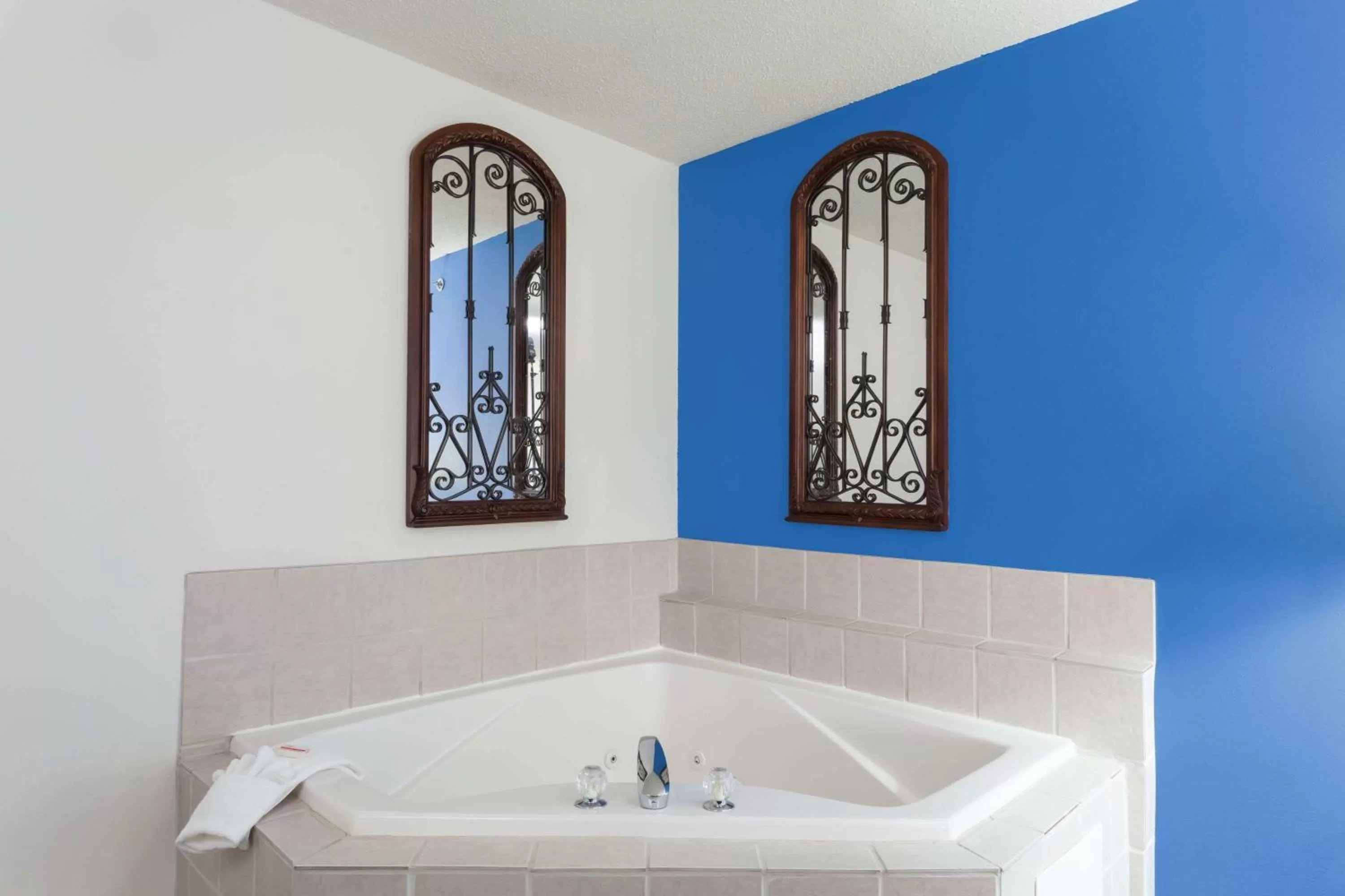 Photo of the whole room in Days Inn & Suites by Wyndham Cambridge