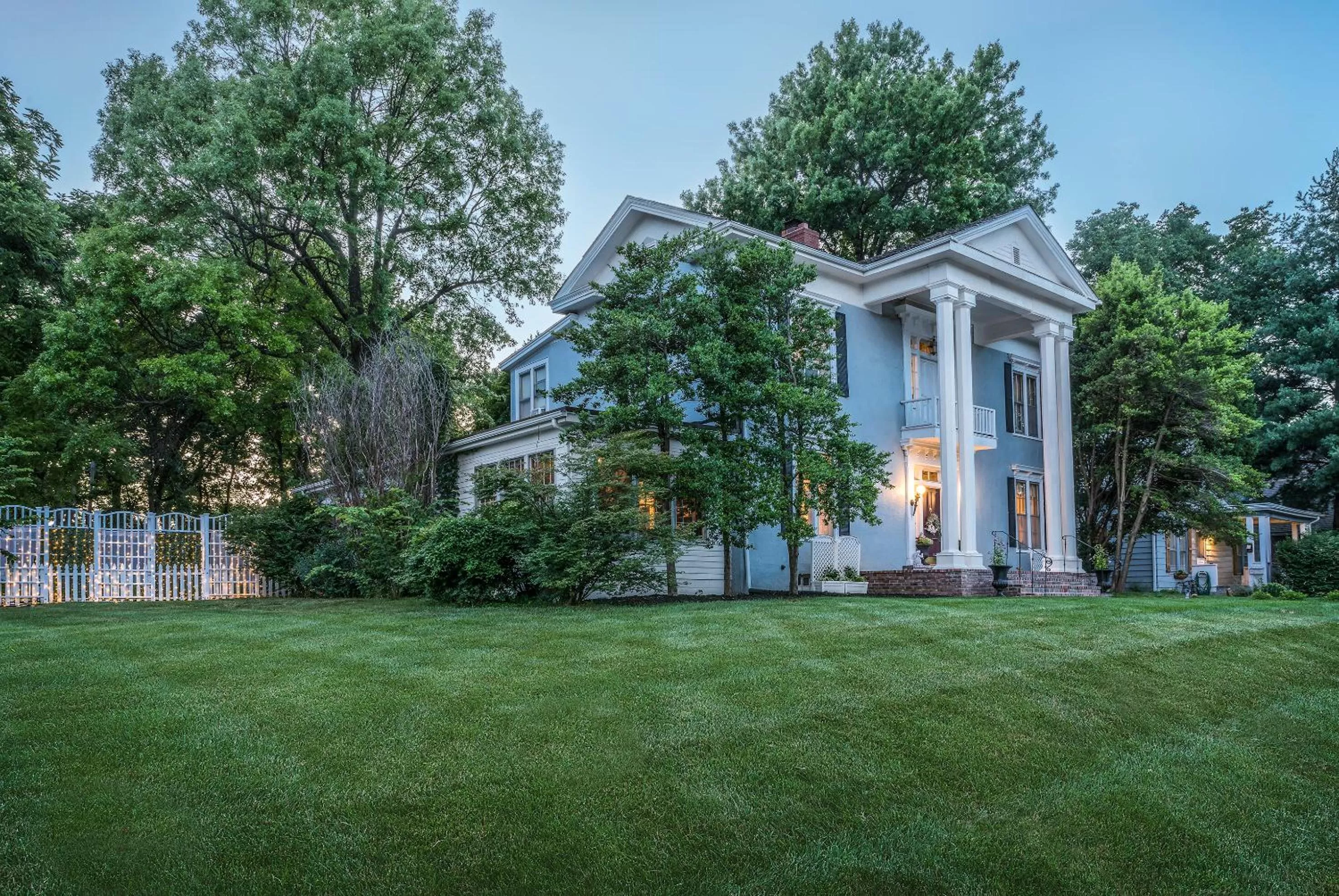 Facade/entrance in Silver Heart Inn & Cottages