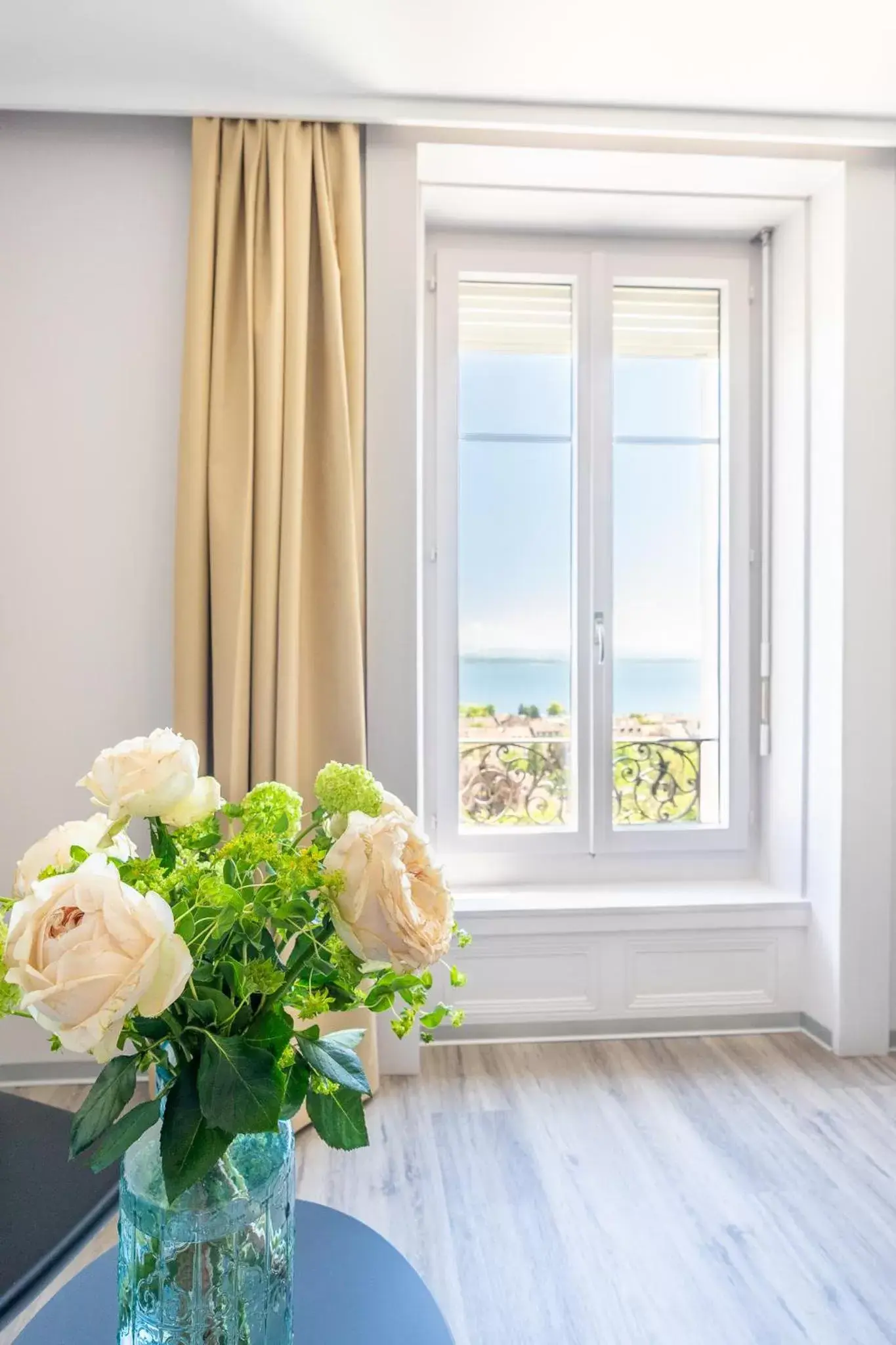 Twin Room with Lake View - single occupancy in Hôtel Alpes & Lac Twin Room with Lake View - single occupancy in Hôtel Alpes & Lac