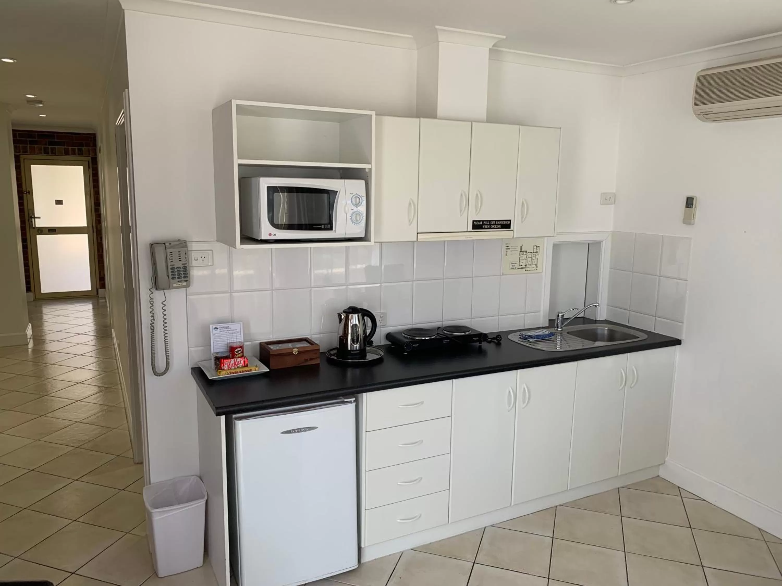 Kitchen or kitchenette in Ensenada Motor Inn and Suites