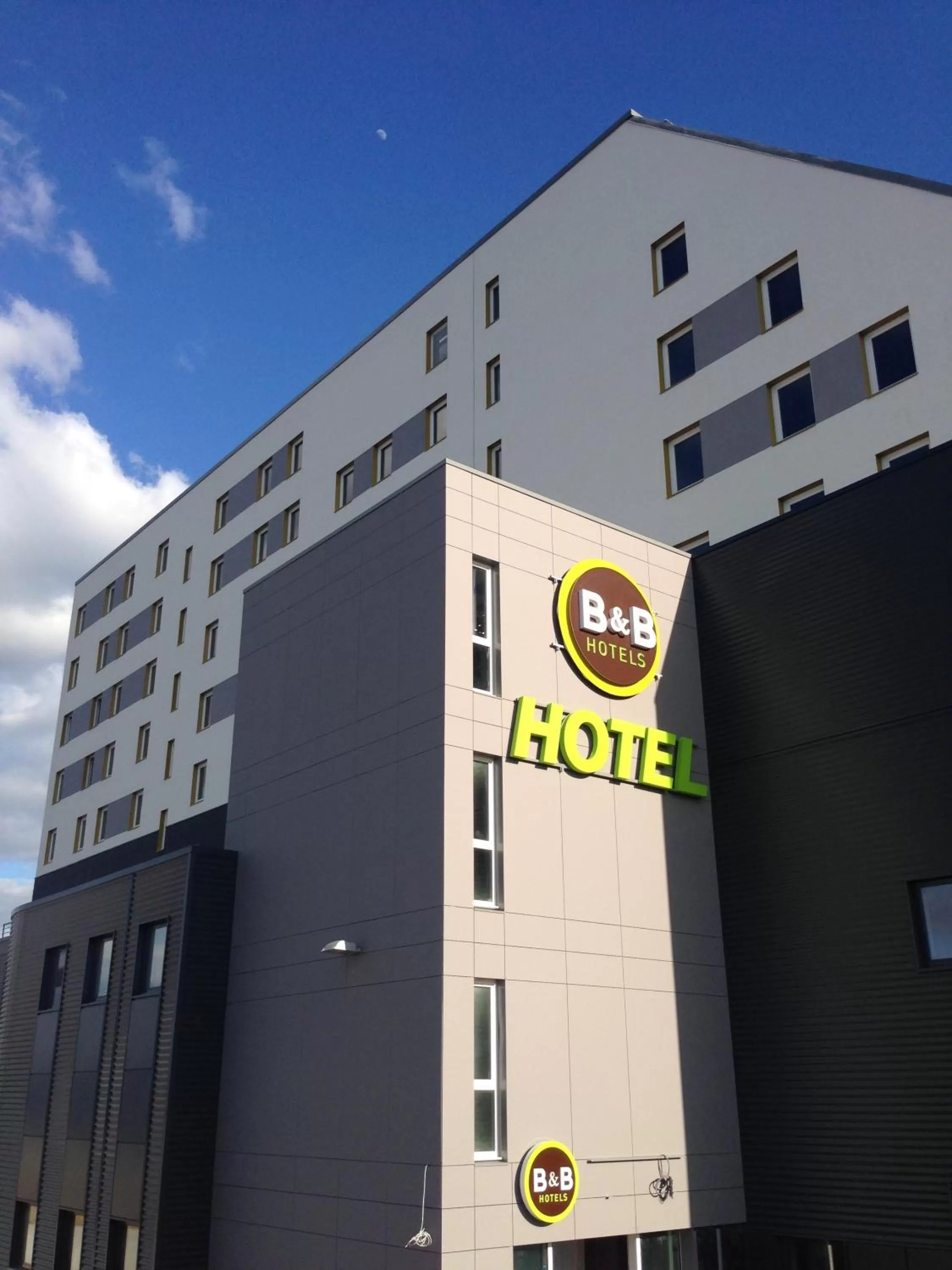 Facade/entrance in B&B HOTEL Lyon Sud États-Unis