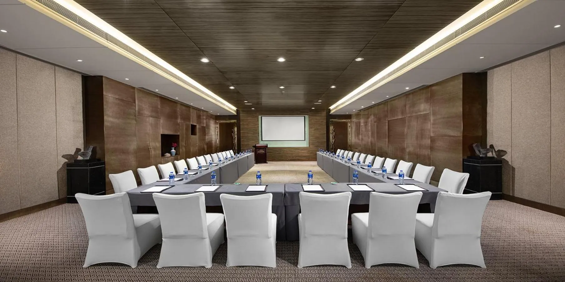 Meeting/conference room in Crowne Plaza Huangshan Yucheng by IHG