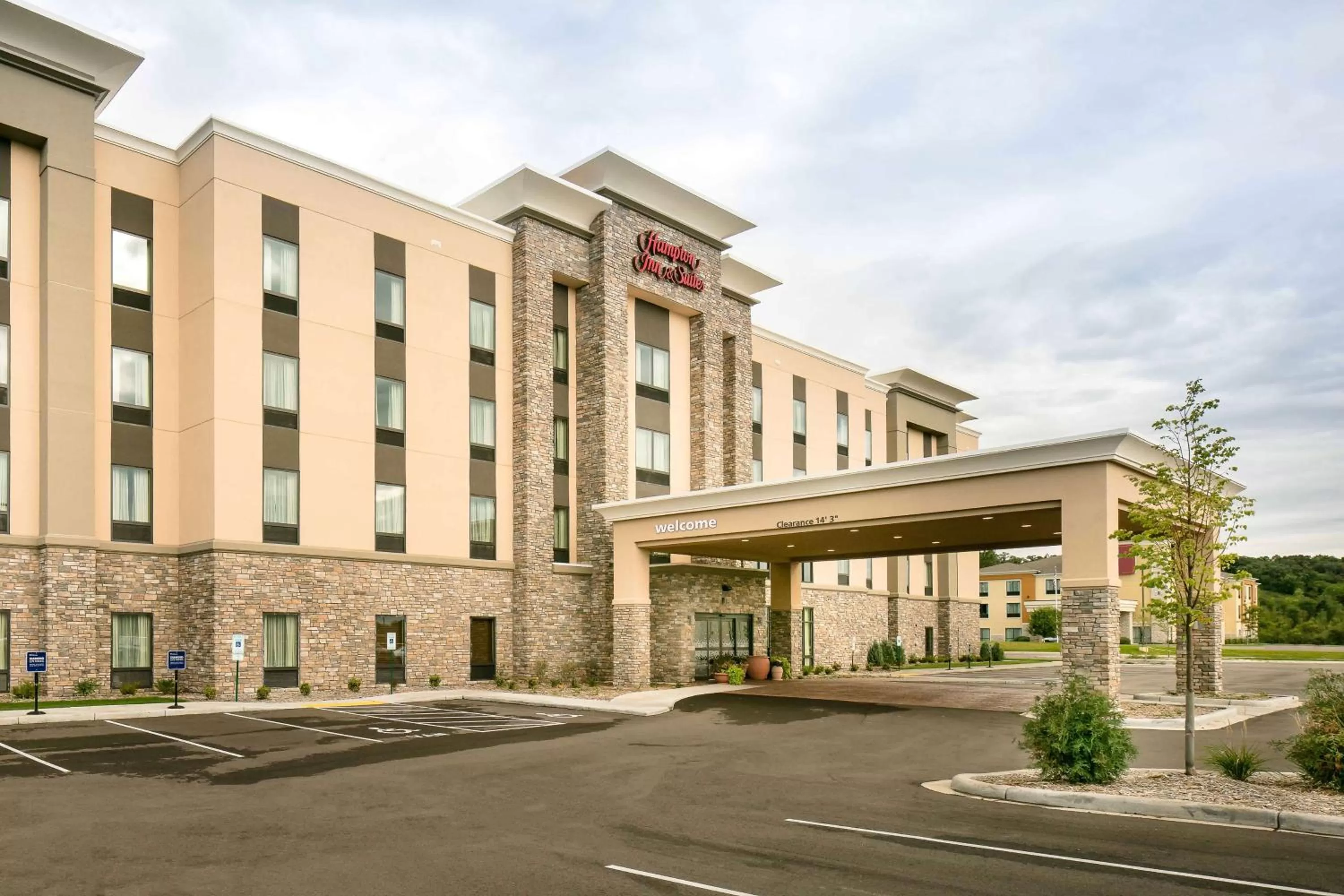 Property building in Hampton Inn & Suites-Hudson Wisconsin