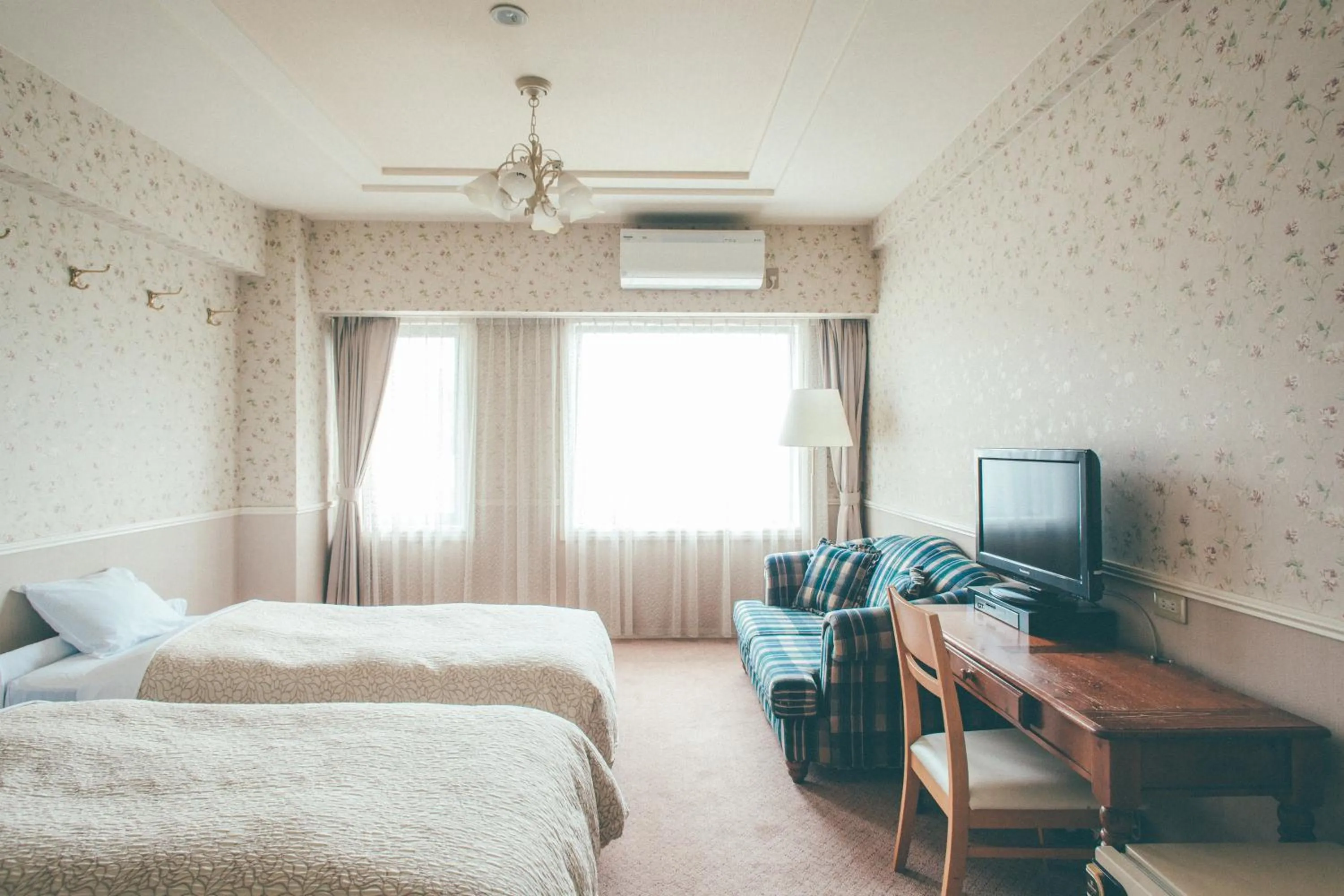 Bed in Kanazawa Kokusai Hotel