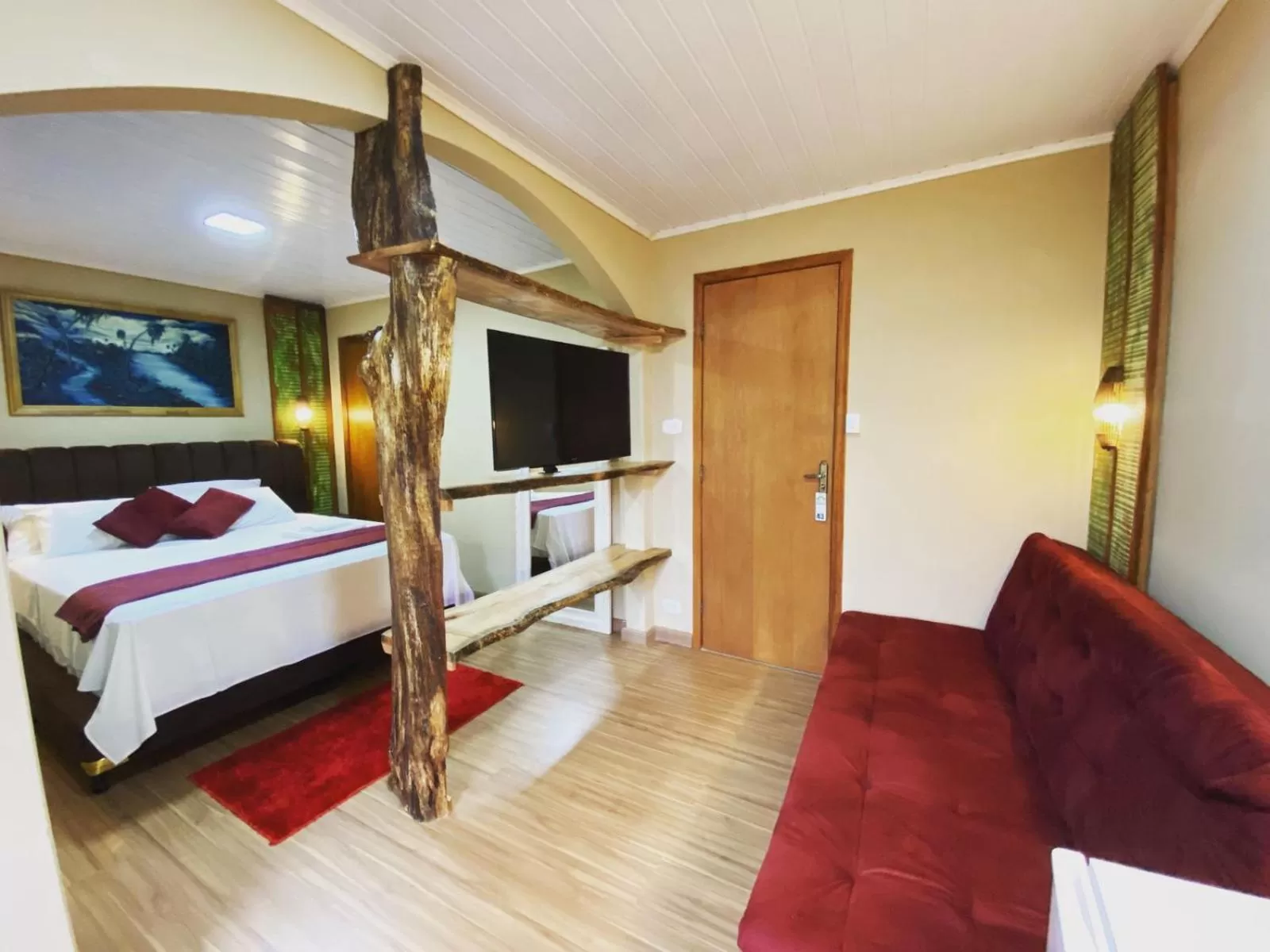 Communal lounge/ TV room, Bed in Queiroz Palace Hotel