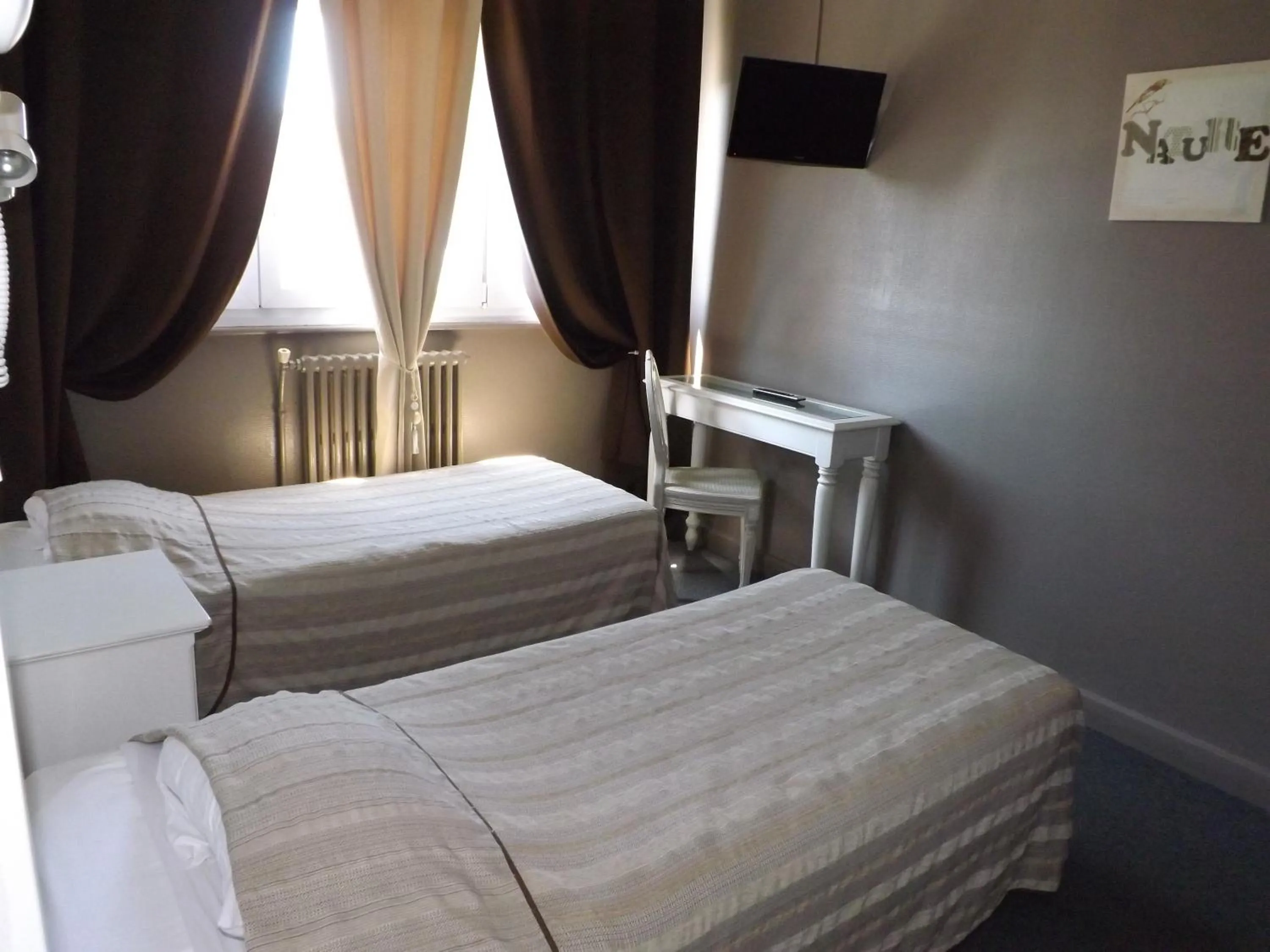 Photo of the whole room in Hôtel De Londres