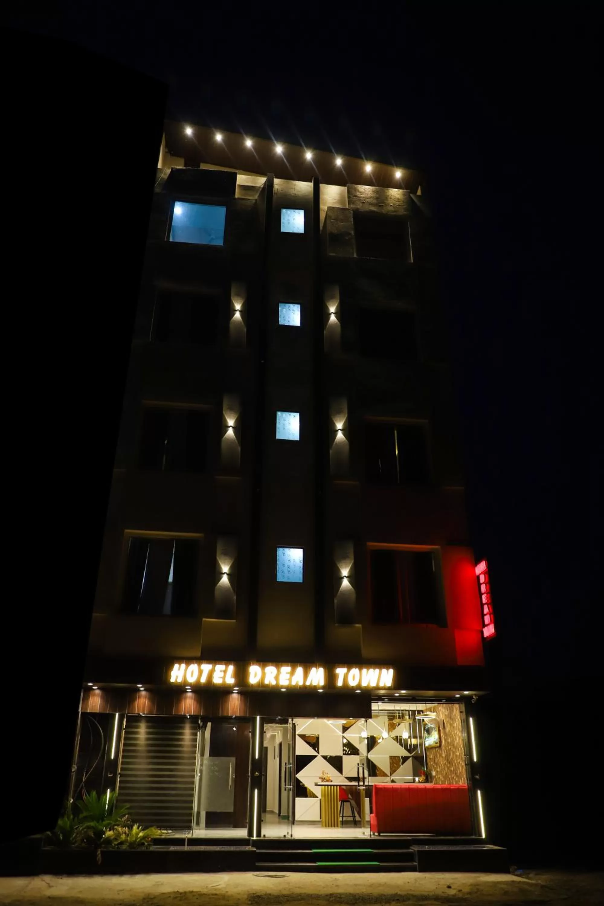 Property building in Hotel Dream Town By Cozy Hotels & Resorts