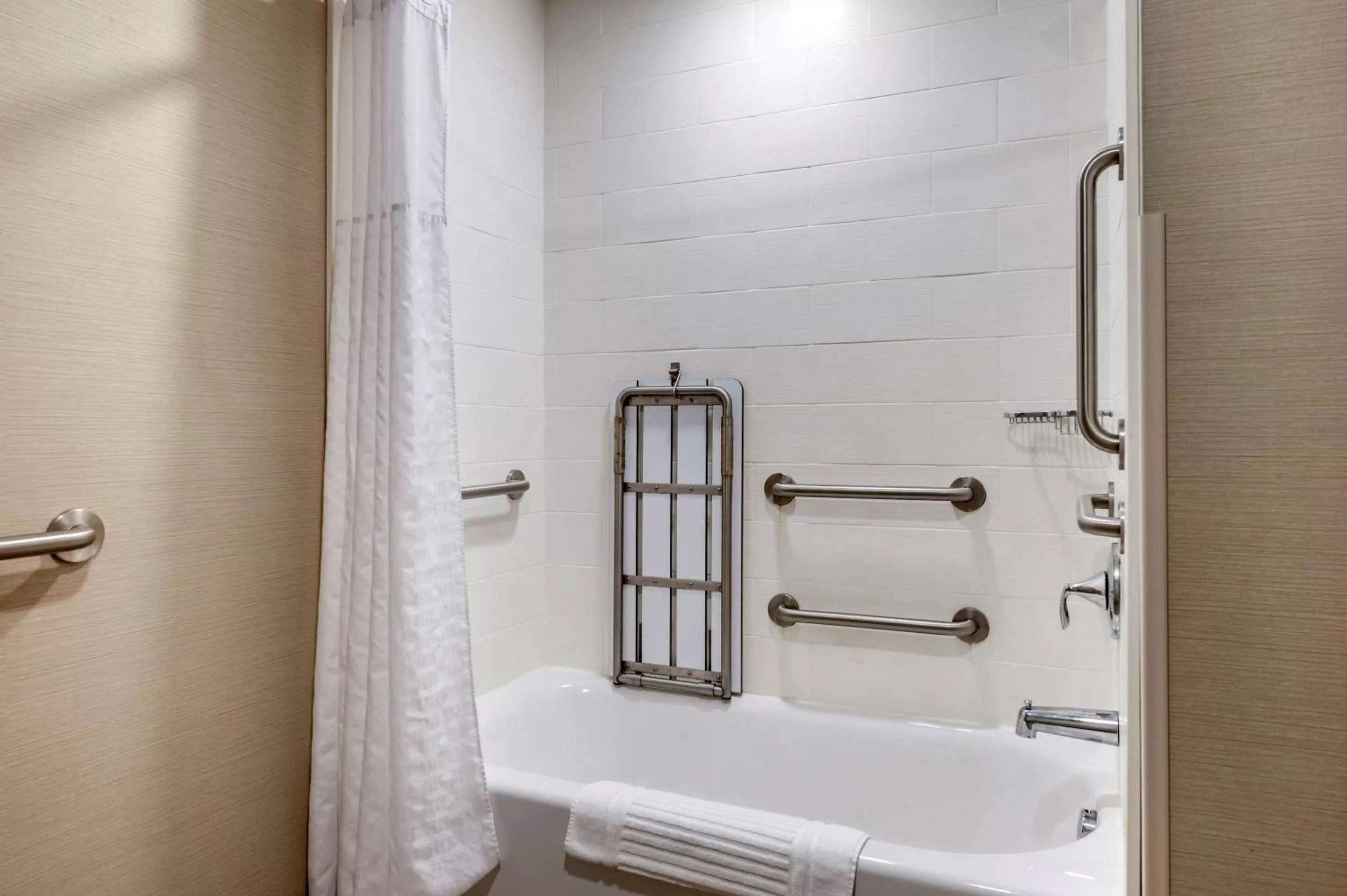 Bathroom in Comfort Suites Columbus Airport