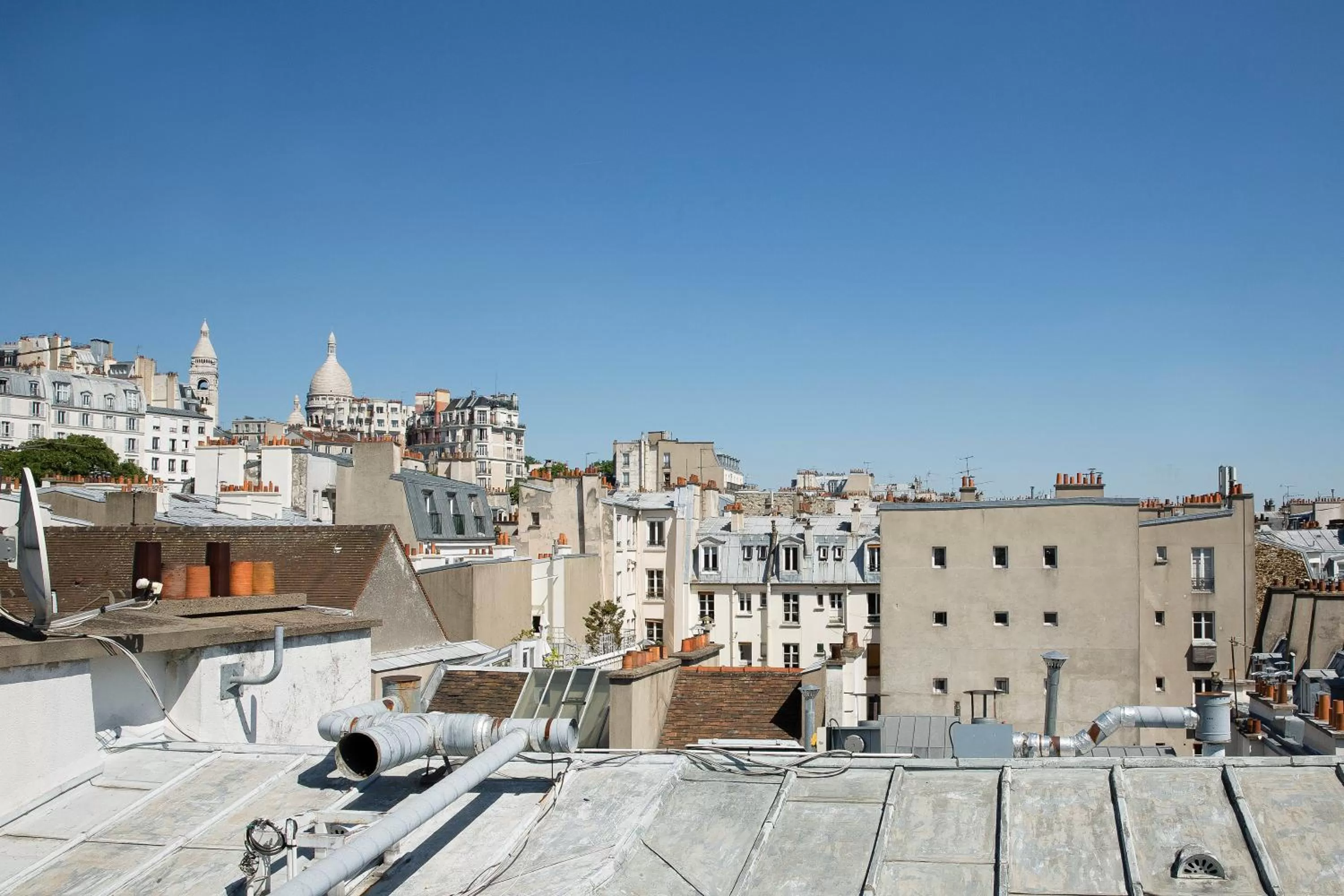 Property building in Hôtel des Arts Montmartre