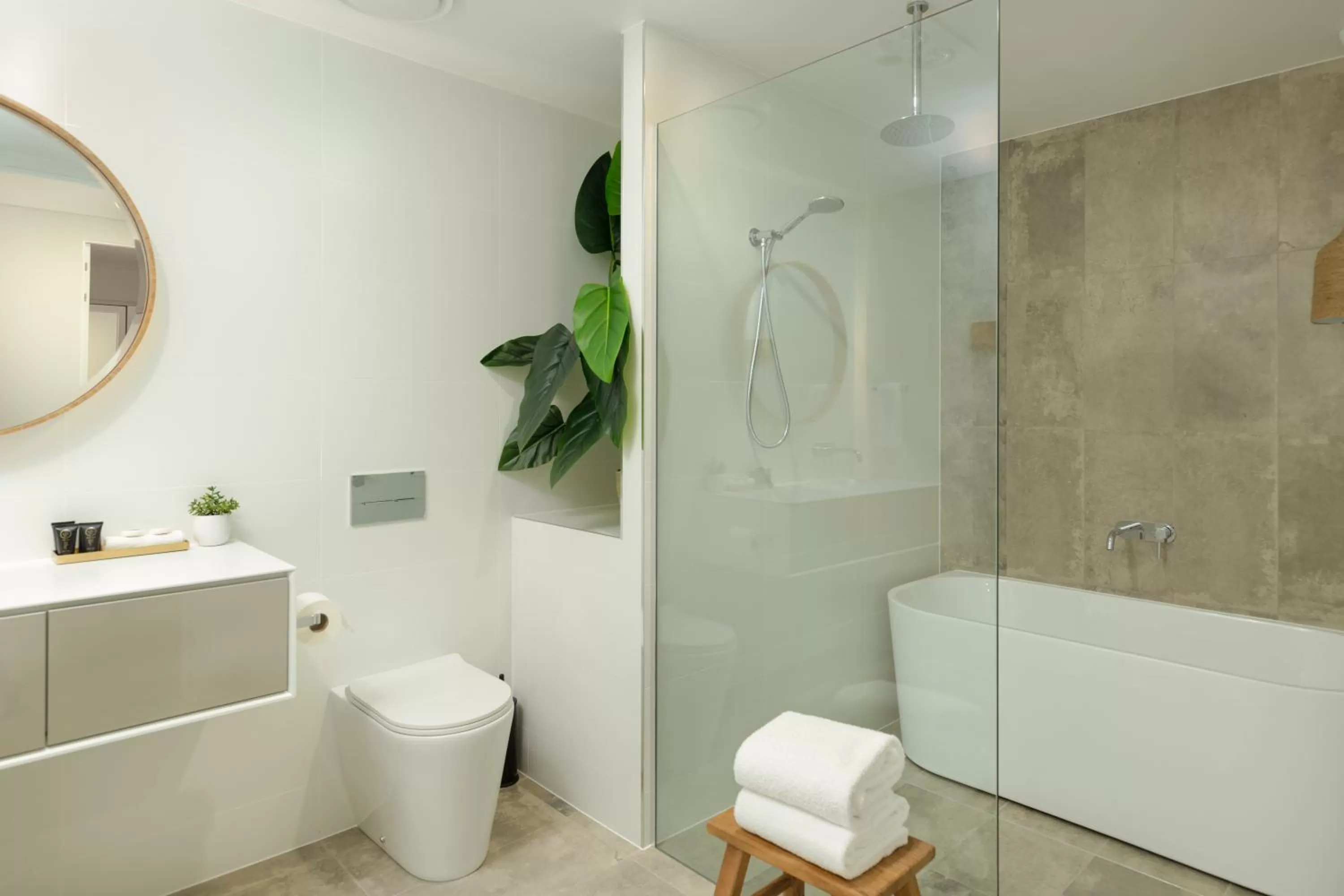 Astina Suites, Forster