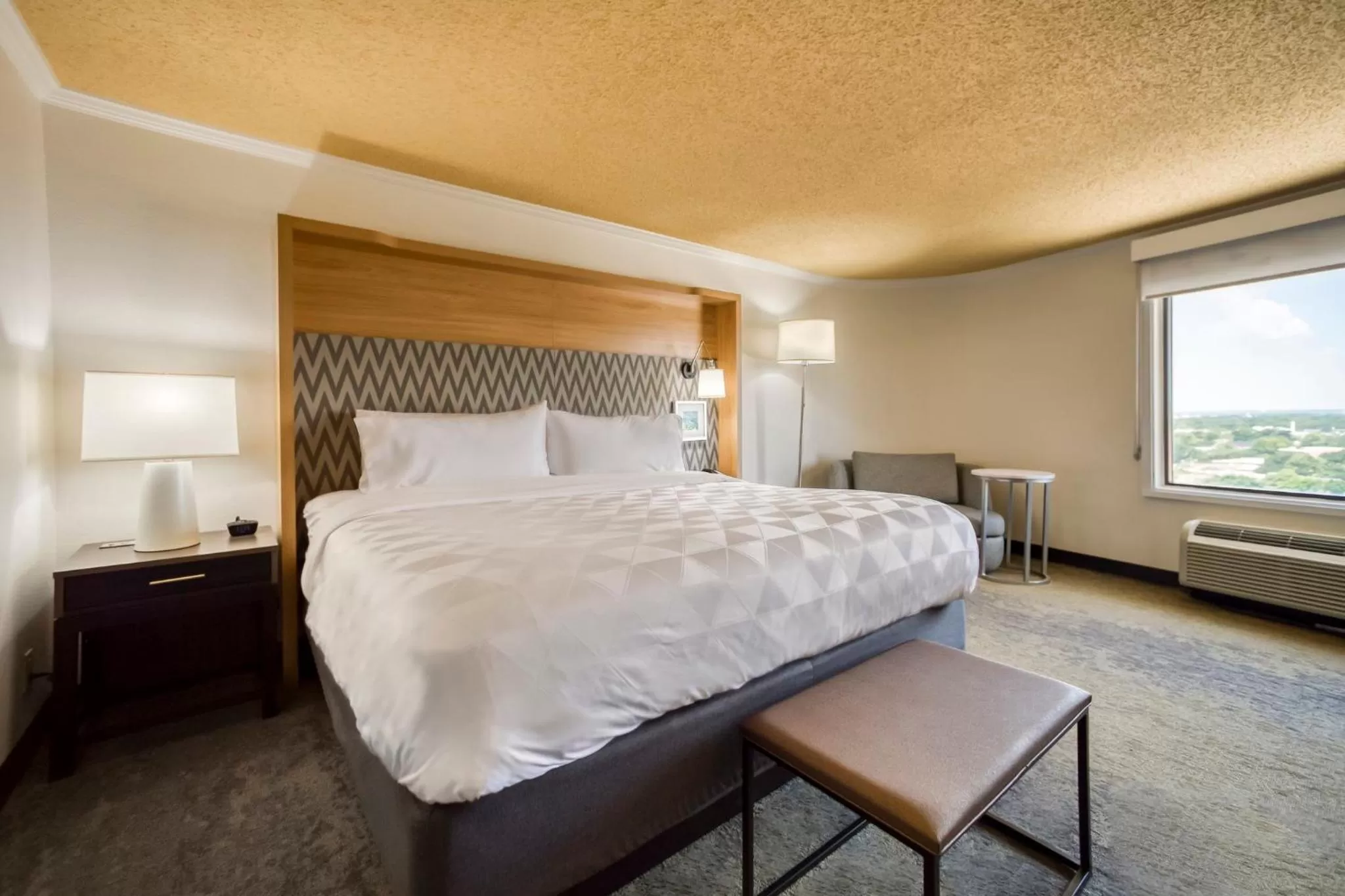 Photo of the whole room, Bed in Holiday Inn Mobile Downtown Historic District by IHG