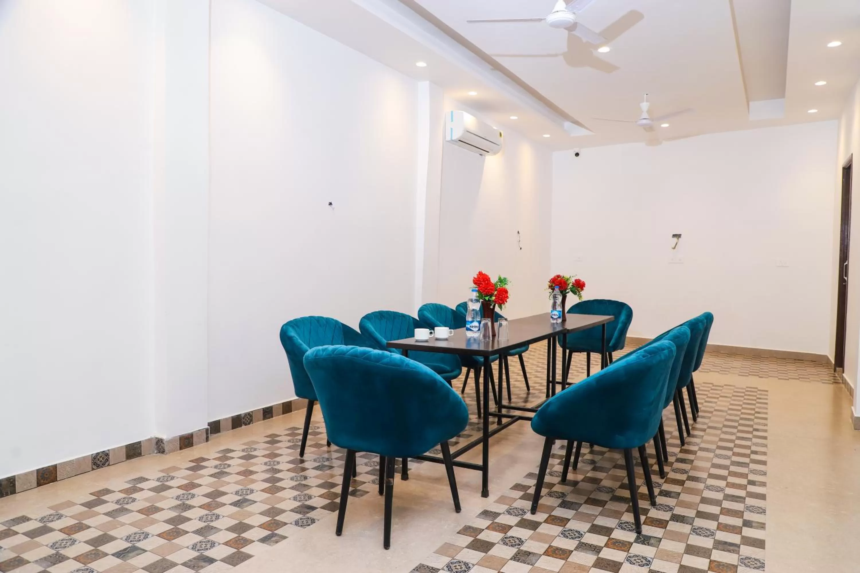 Dining area in Hotel Dream Town By Cozy Hotels & Resorts