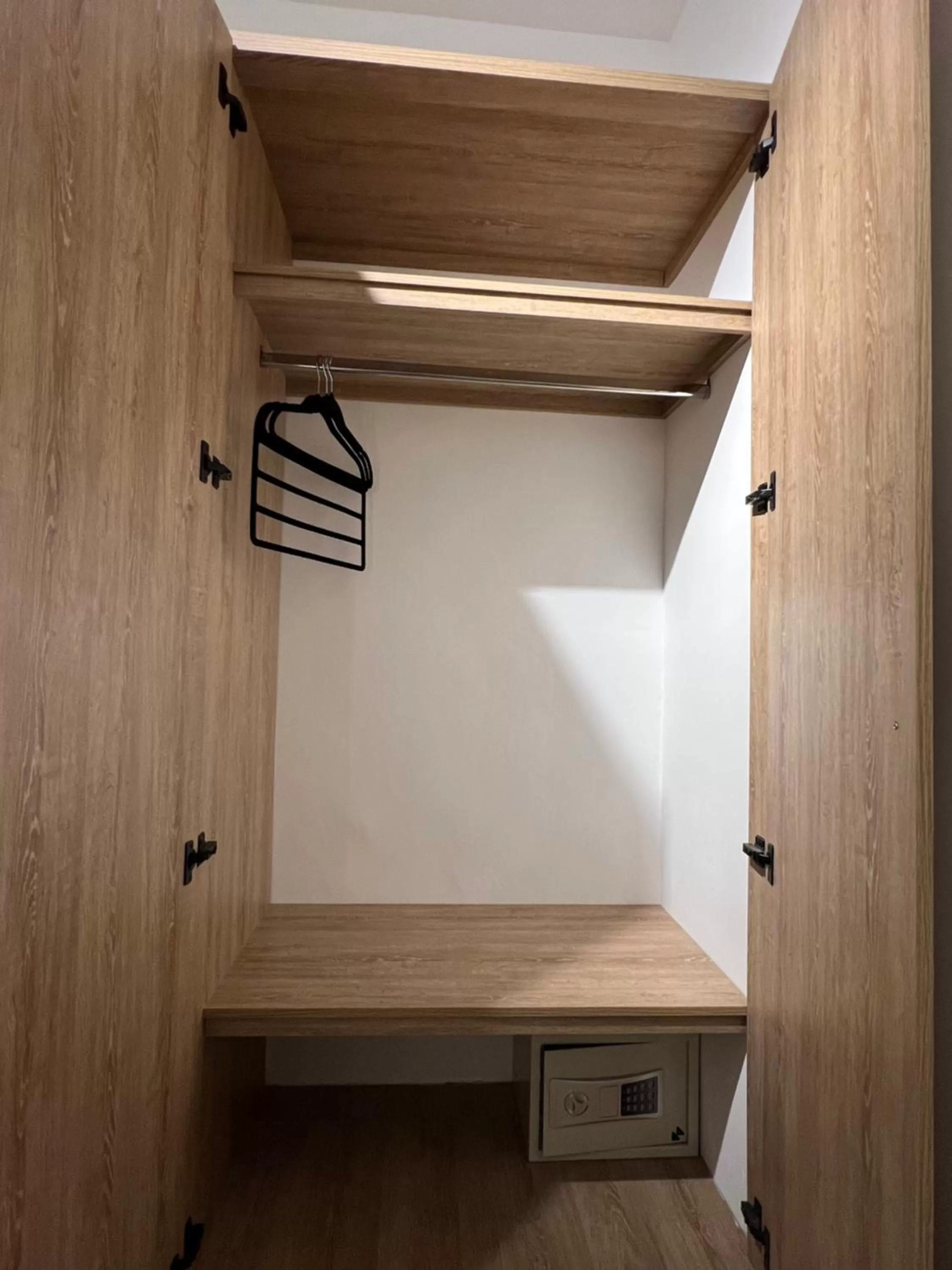 wardrobe, TV/Entertainment Center in HOTEL 9.5 SAN FERNANDO