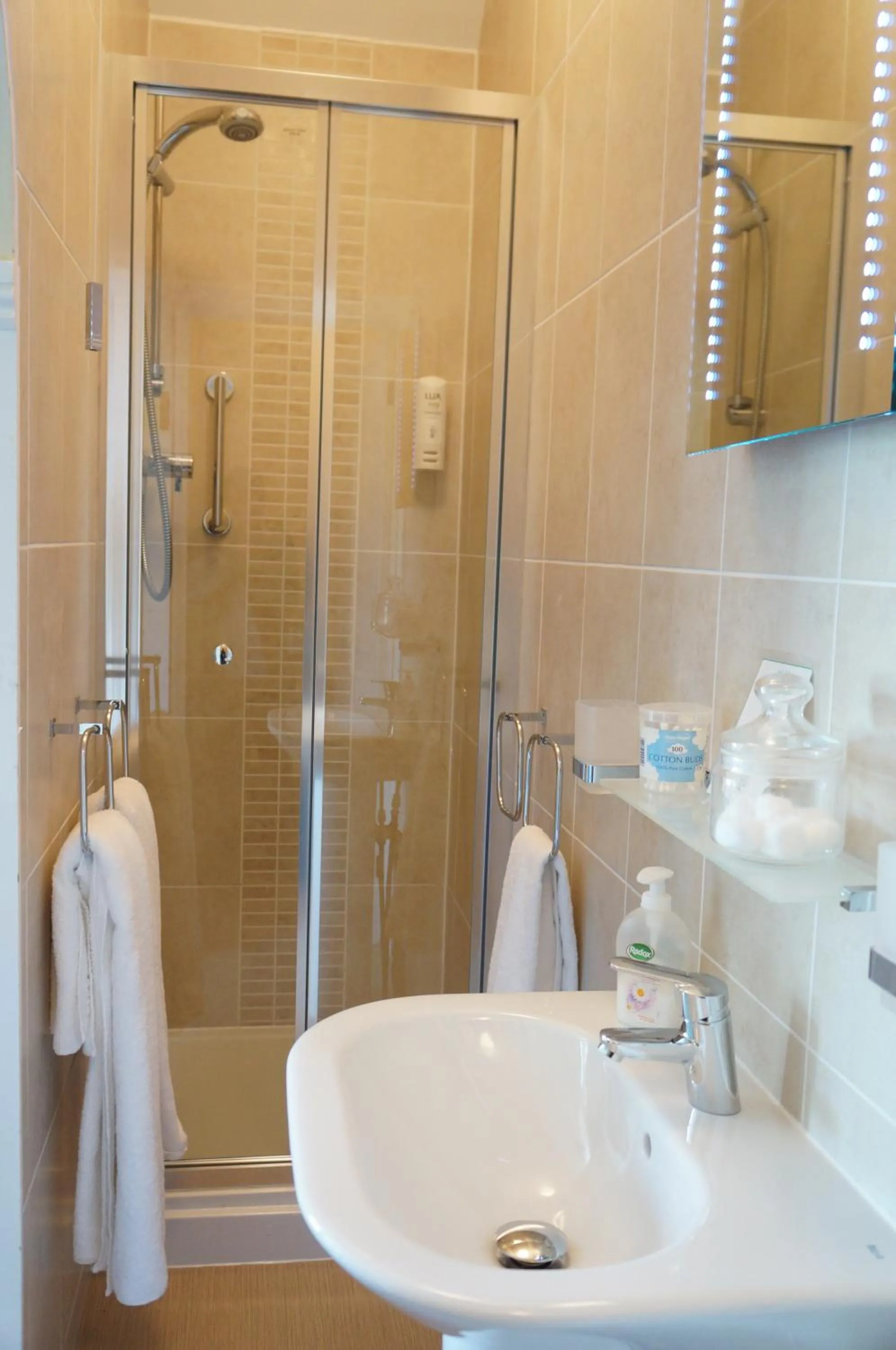 Bathroom in The Lawn Guest House Gatwick