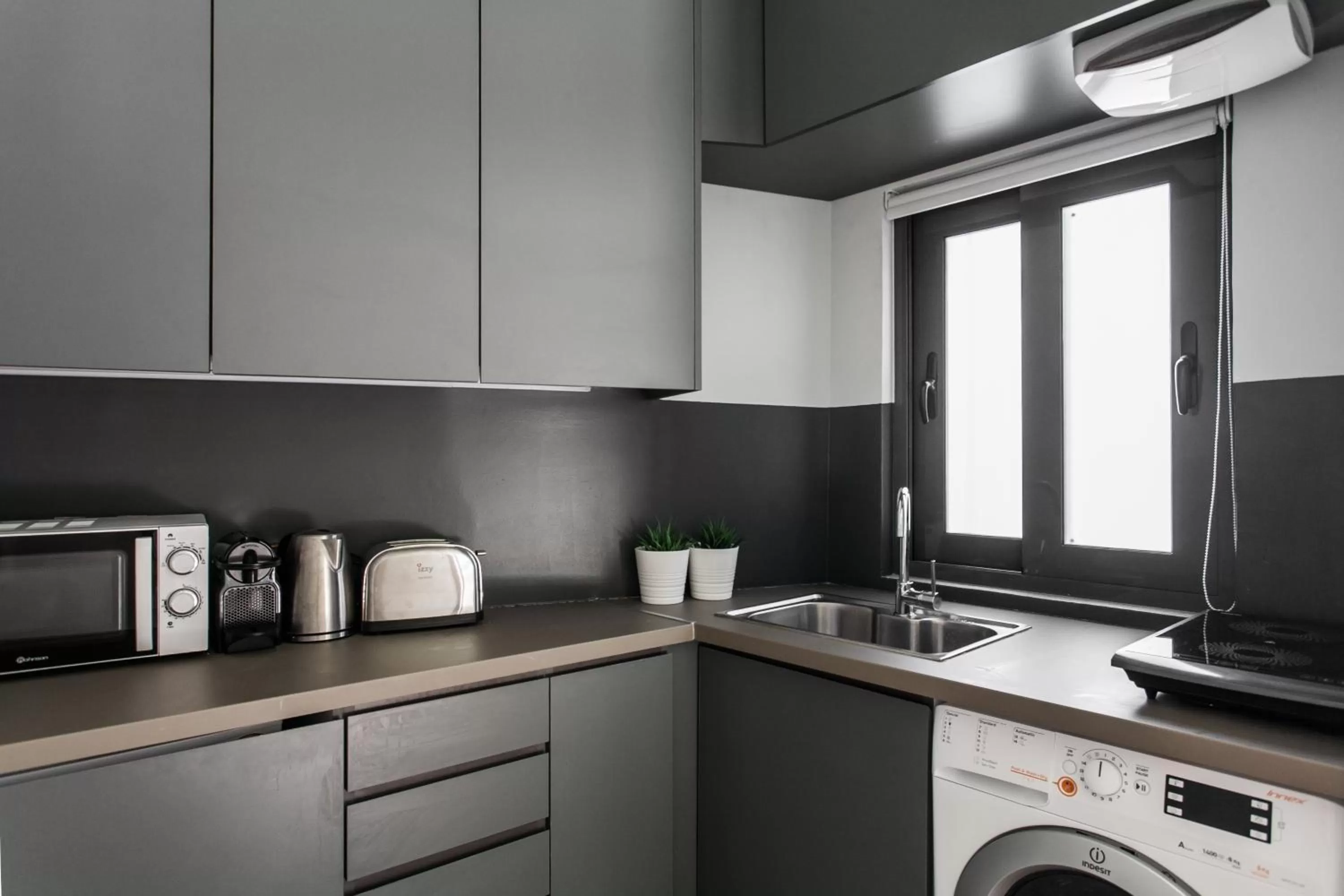 Kitchen or kitchenette, Kitchen/Kitchenette in ZOIA The Hill by UPSTREET