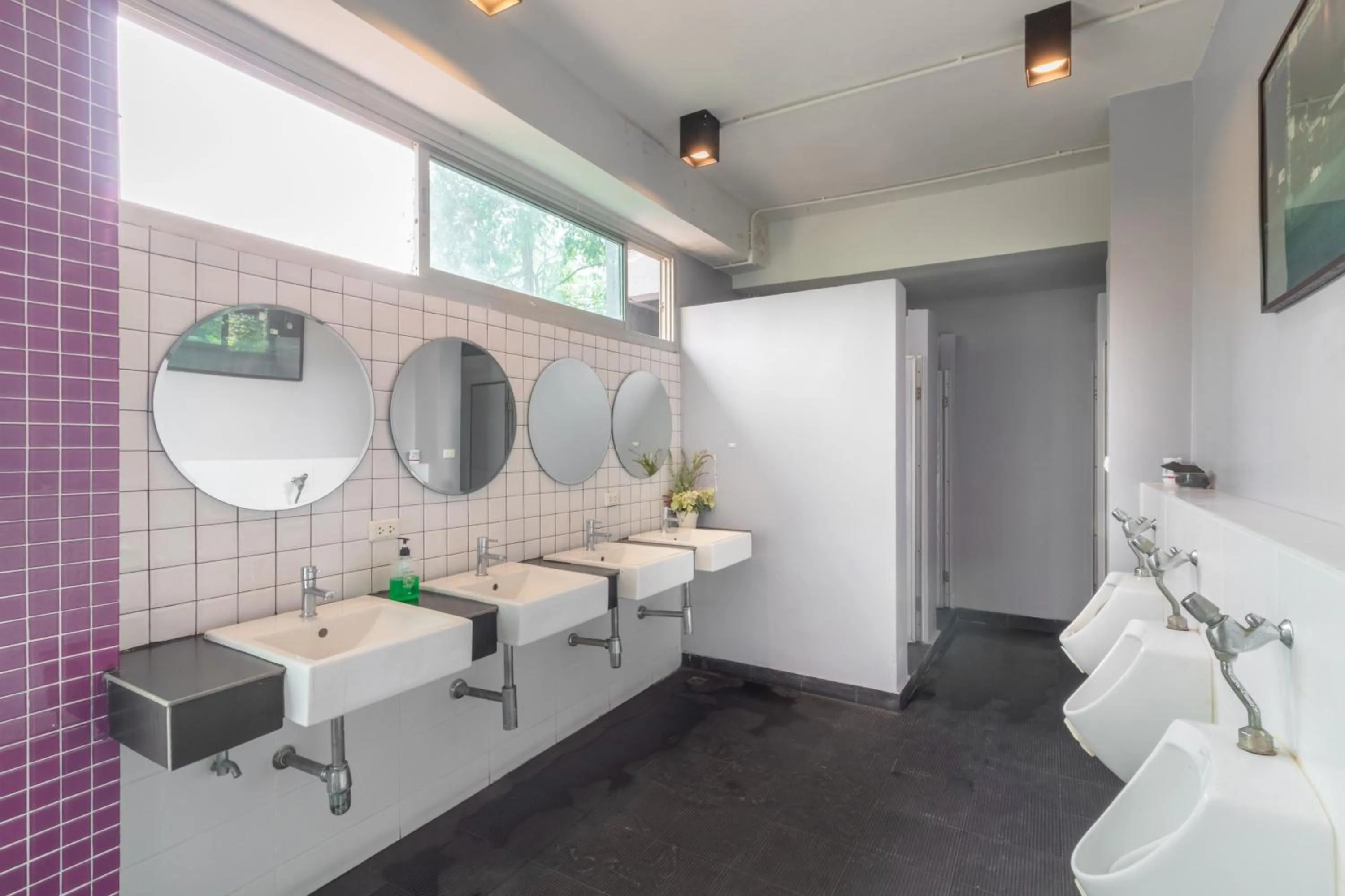 Bathroom in CheQinn Hostel - Sukhumvit 4 Nana Plaza