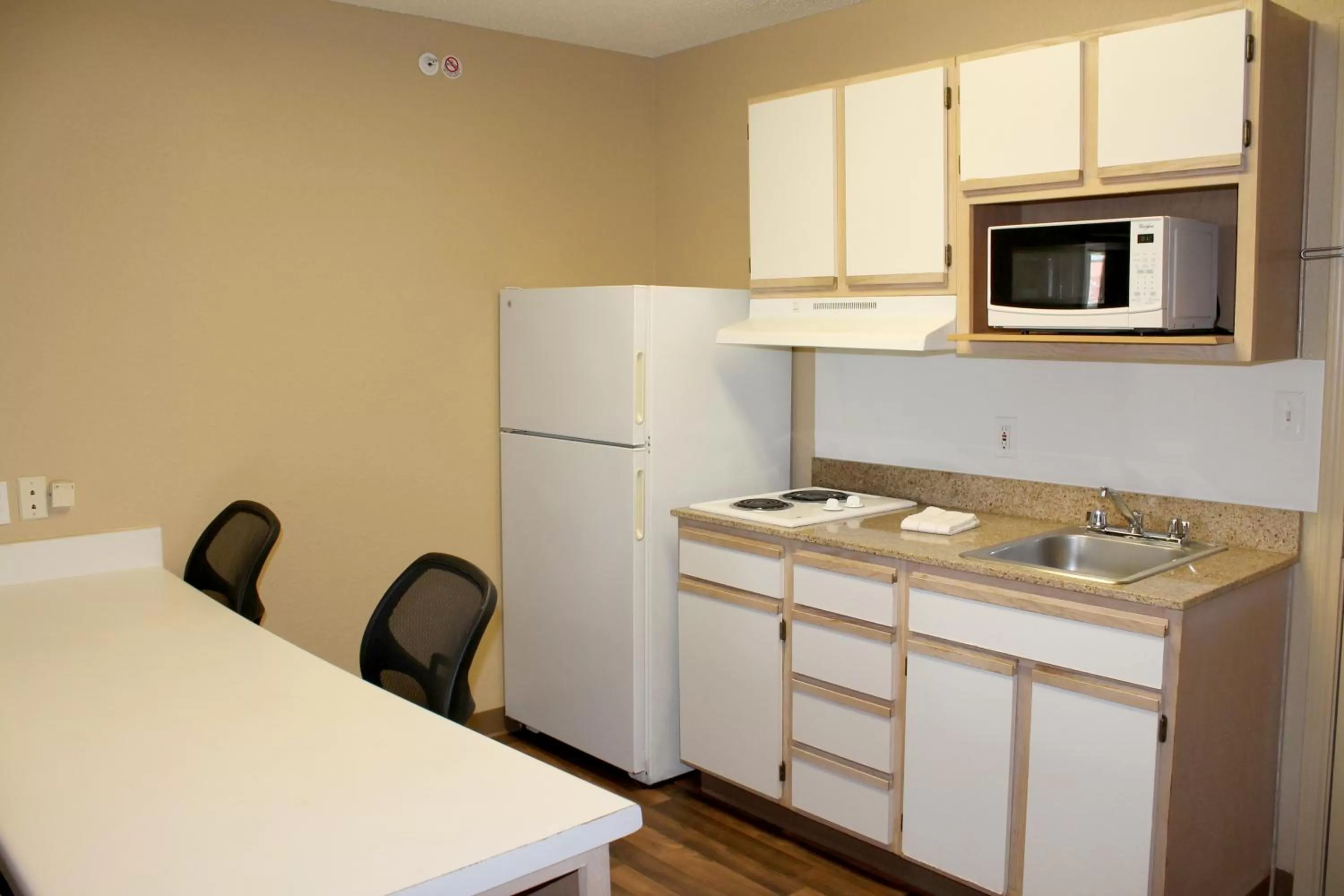 Kitchen or kitchenette in Extended Stay America Suites - Houston - Katy Freeway - Energy Corridor