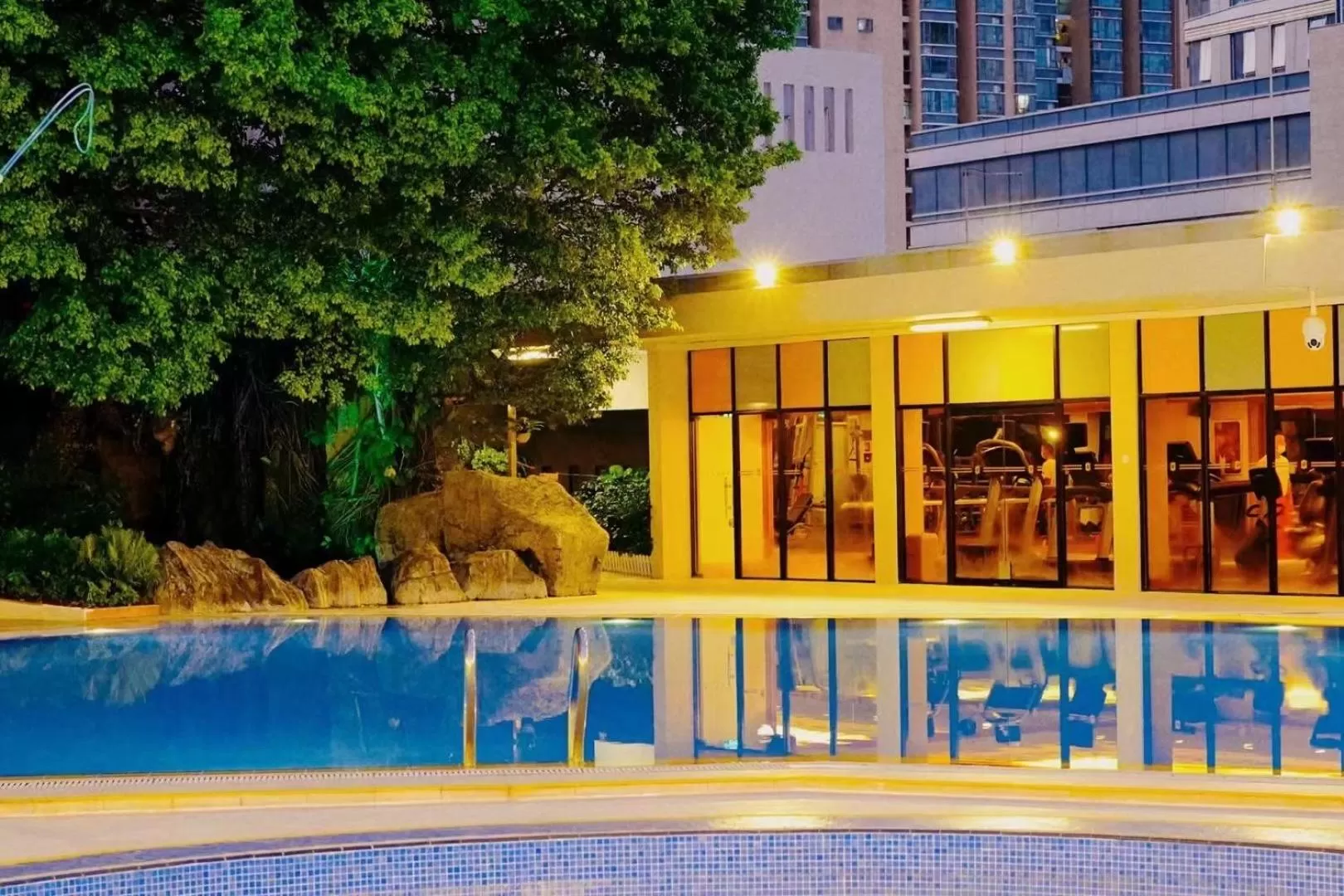 Swimming pool in Shangri-La Shenzhen