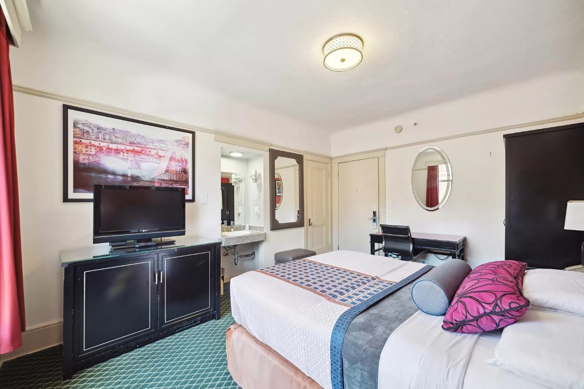 Photo of the whole room, Bed in Union Square Plaza Hotel