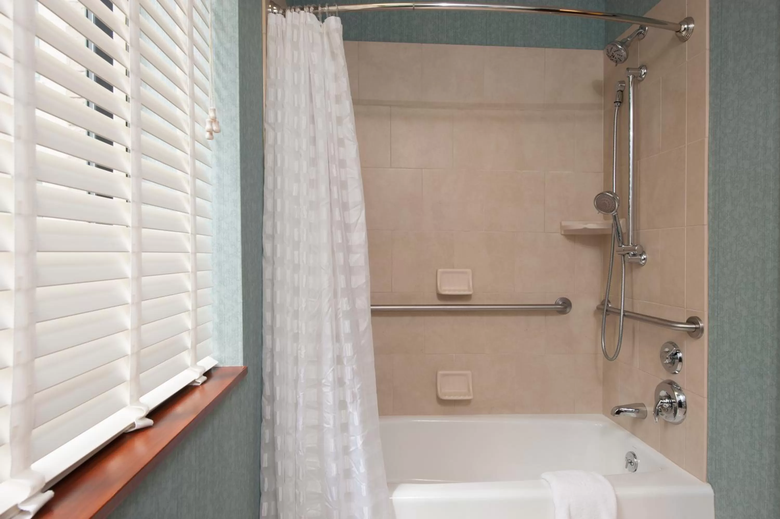 Queen Room with Two Queen Beds and Accessible Tub - Disability Access in Hyatt Place Des Moines Downtown