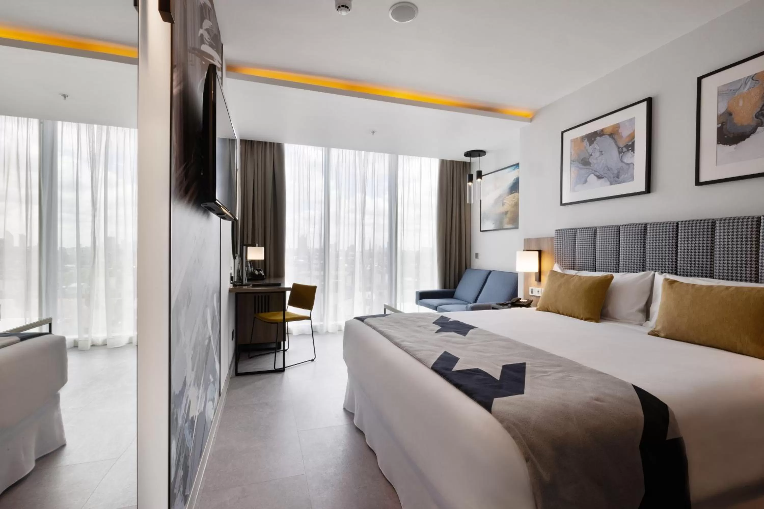 Photo of the whole room, Bed in Riu Plaza London Victoria