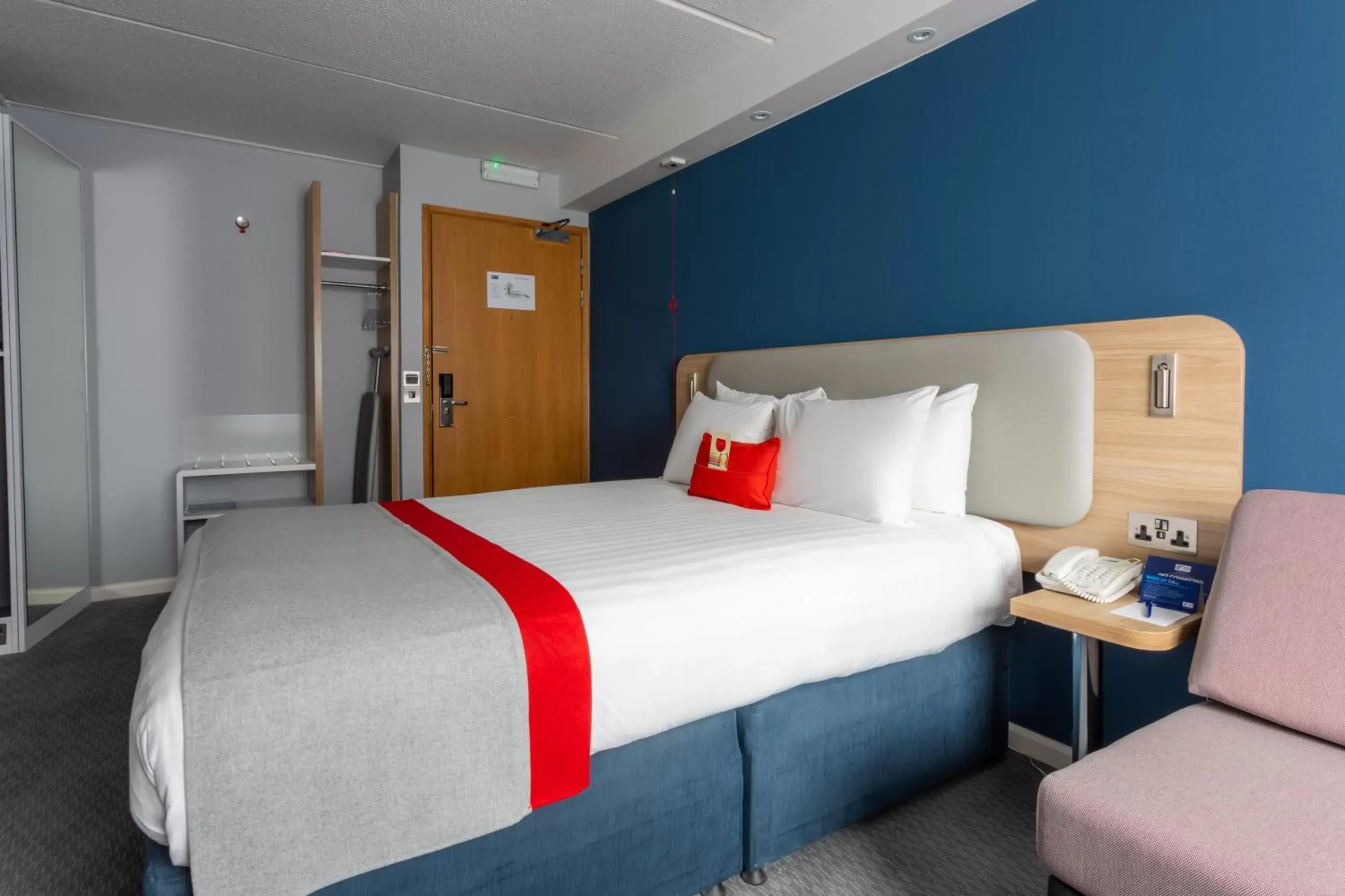 Standard Double Room with Free Hot Breakfast - Accessible in Holiday Inn Express - Glasgow - City Ctr Theatreland by IHG Standard Double Room with Free Hot Breakfast - Accessible in Holiday Inn Express - Glasgow - City Ctr Theatreland by IHG