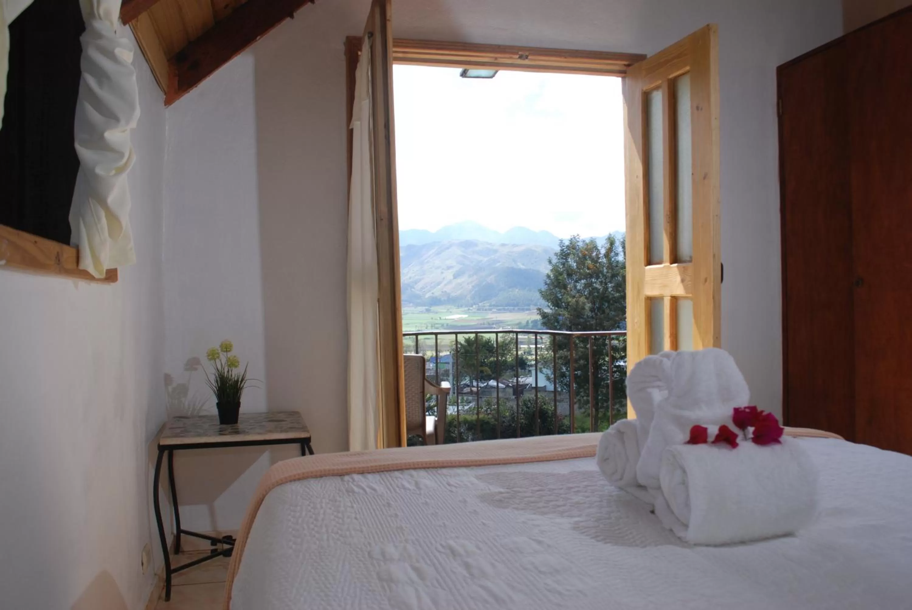 Photo of the whole room, Bed in Hotel Rancho Constanza & Cabañas de la Montaña
