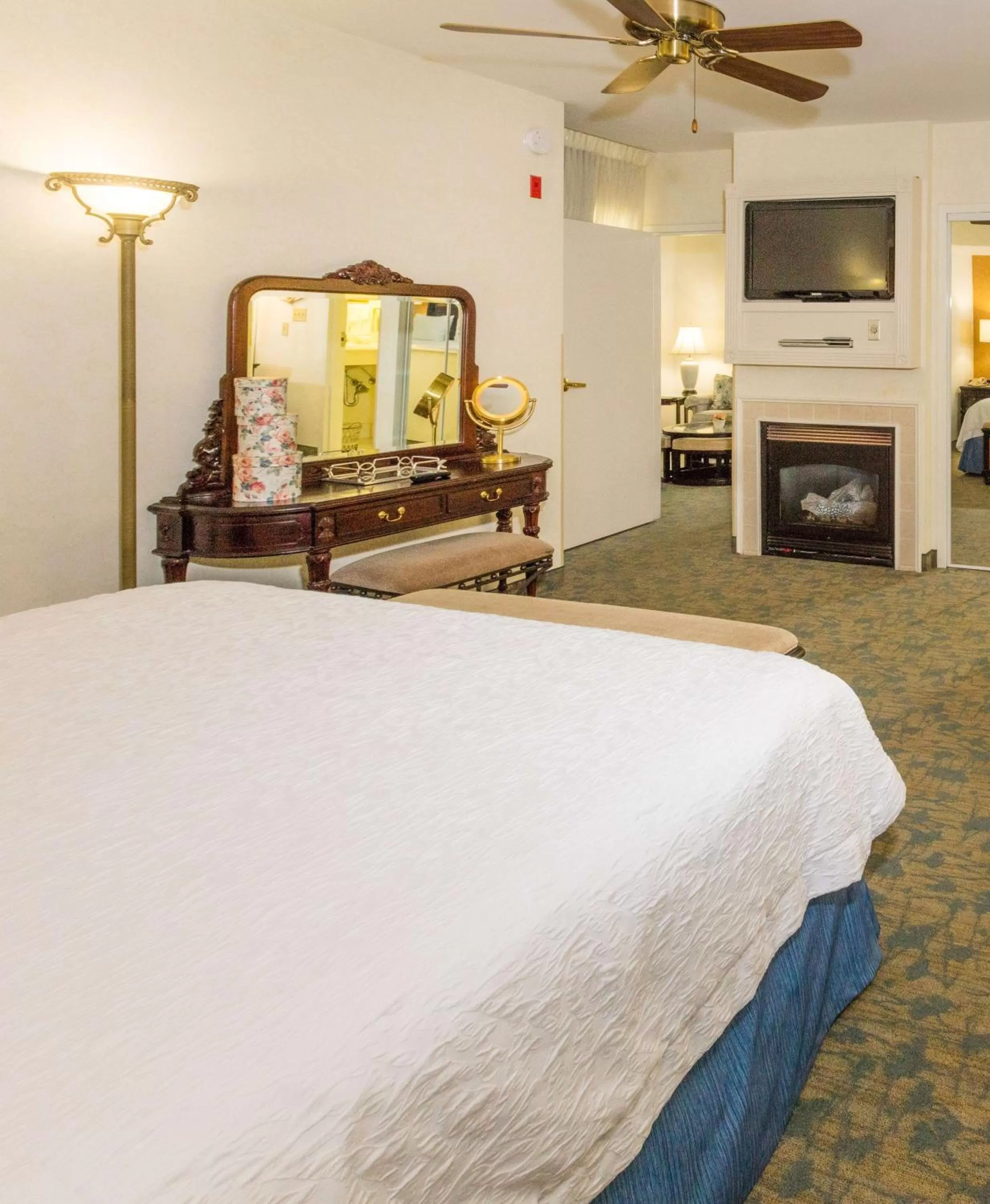 Bed in Hampton Inn & Suites Amelia Island-Historic Harbor Front