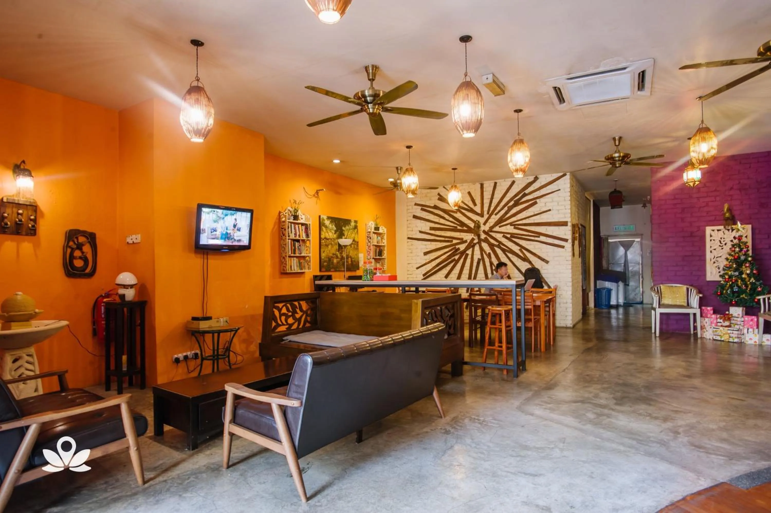 Lobby or reception in The Explorers Guesthouse and Hostel