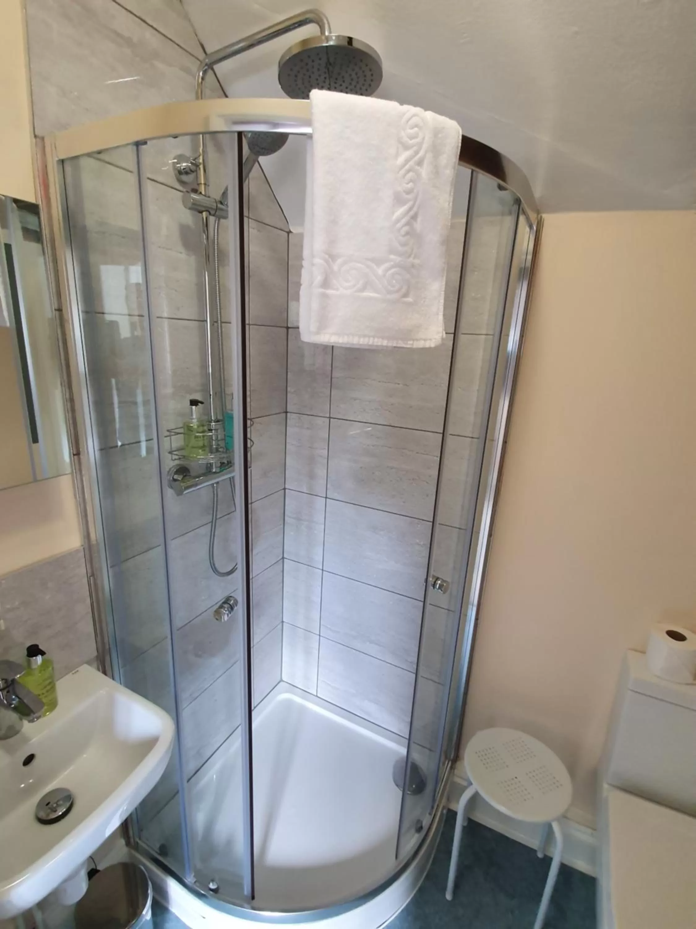 Shower in Alexandra Hotel