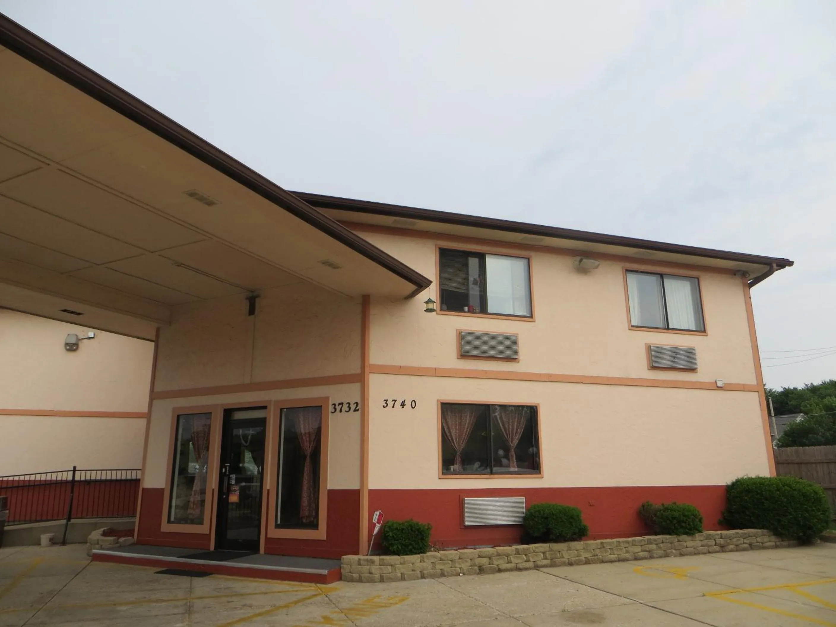 Facade/entrance in Gurnee Motel