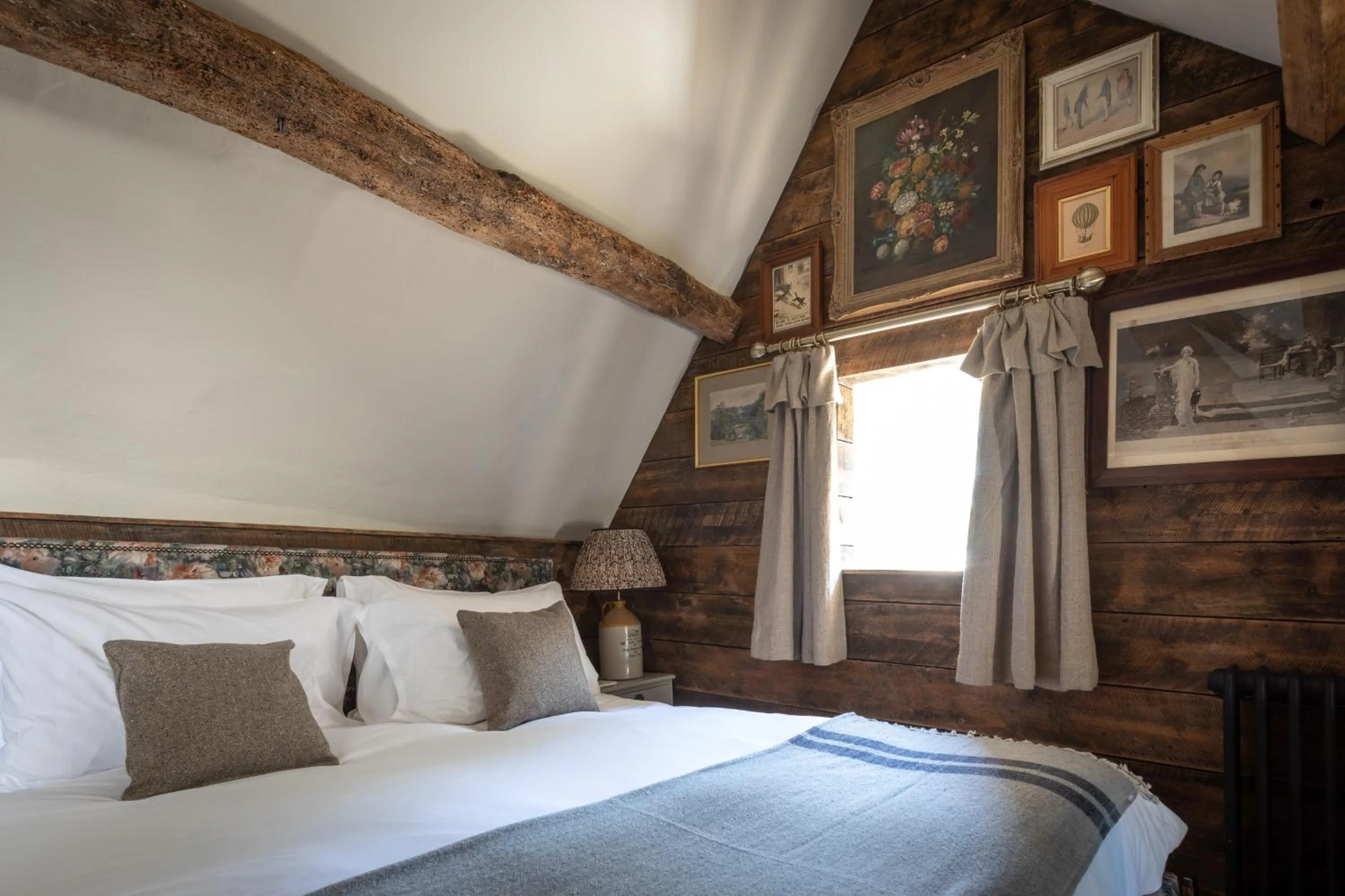 Bedroom, Bed in The Frogmill Hotel