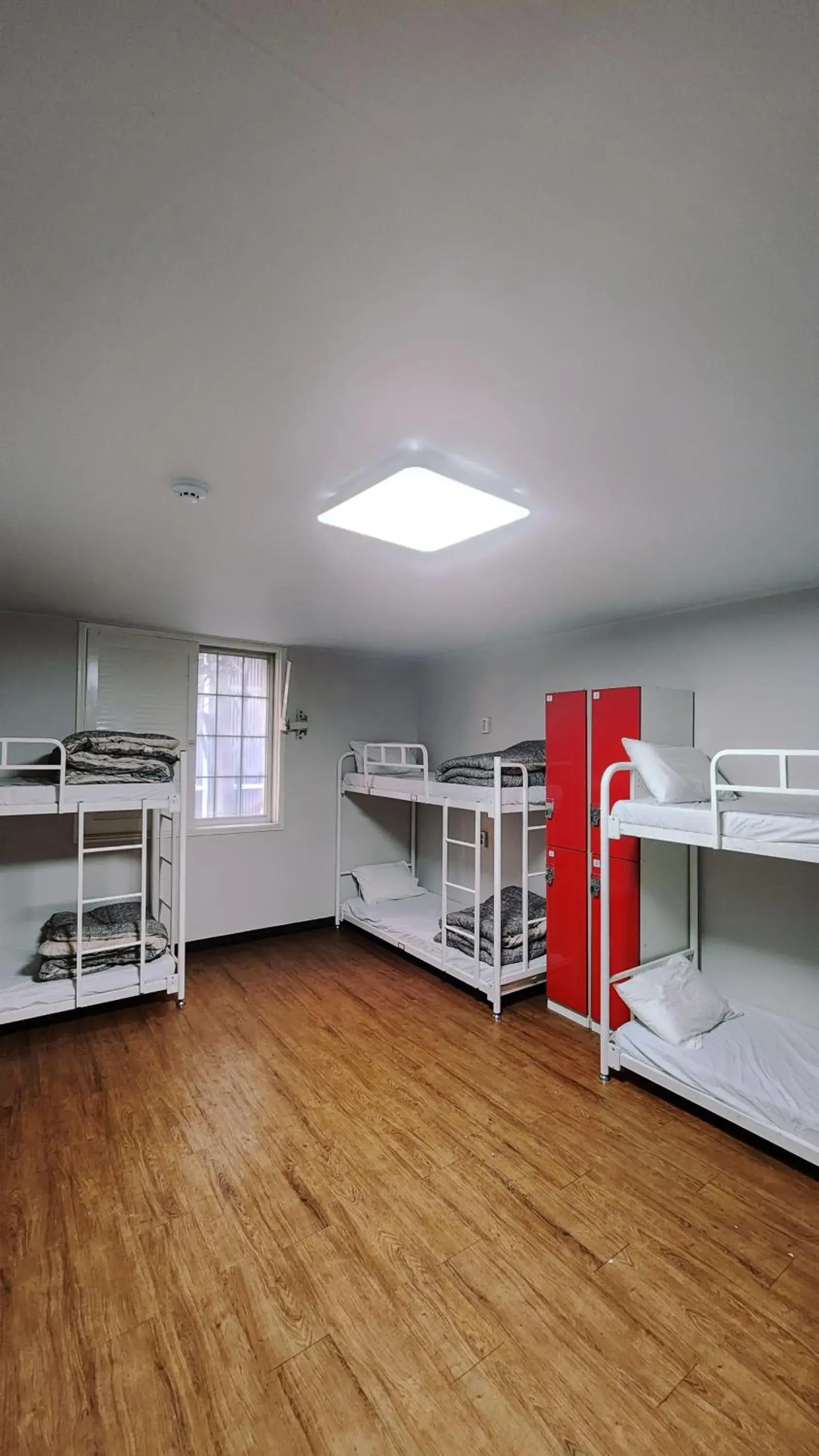 Bed in 10-Bed Mixed Dormitory Room in Kimchee Busan Downtown Guesthouse Bed in 10-Bed Mixed Dormitory Room in Kimchee Busan Downtown Guesthouse