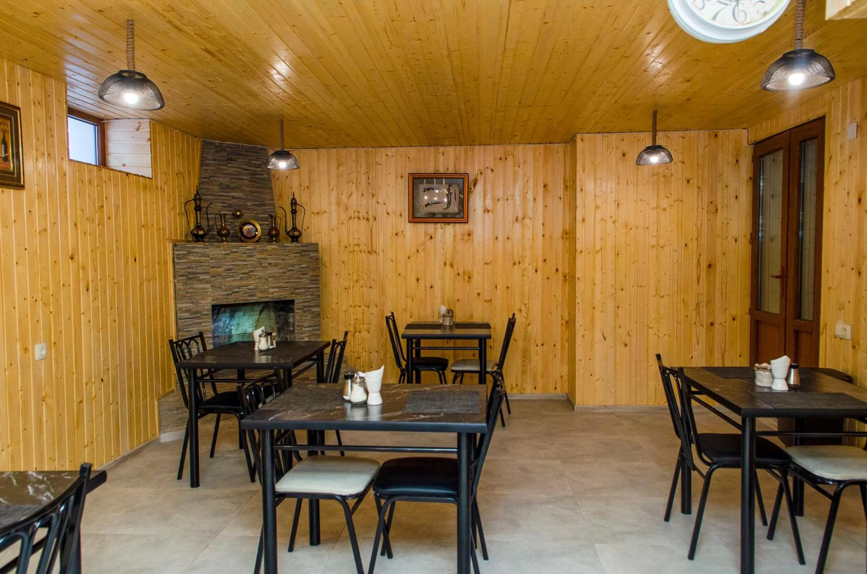 Communal lounge/ TV room, Restaurant/Places to Eat in Hotel S.R