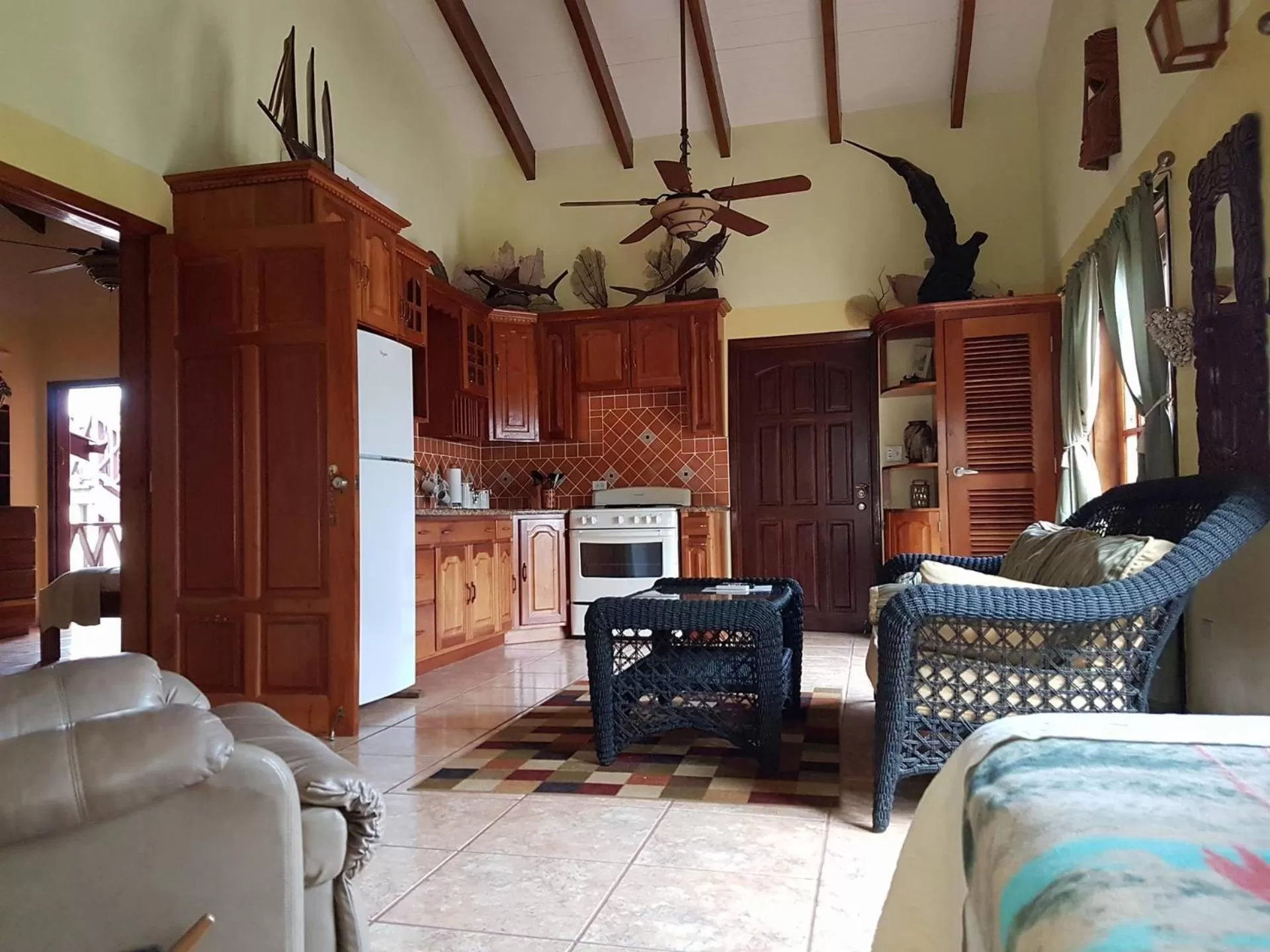 Kitchen or kitchenette, Seating Area in Alan's Paradise Hotel