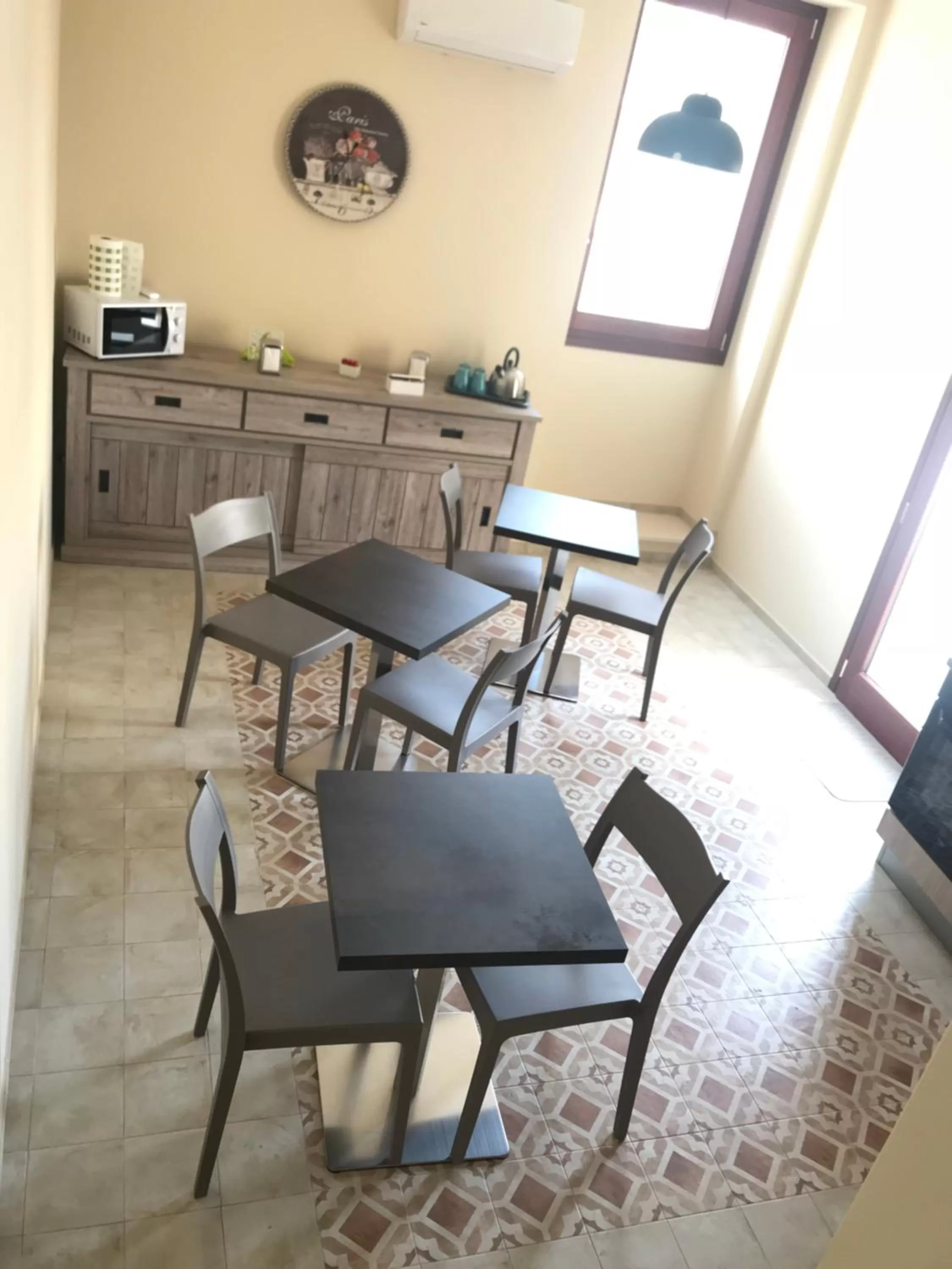 Communal kitchen in Sine Tempore B&B