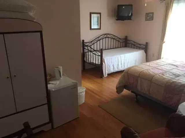 Deluxe Queen Room - single occupancy in Four Creeks Bed&Breakfast Deluxe Queen Room - single occupancy in Four Creeks Bed&Breakfast