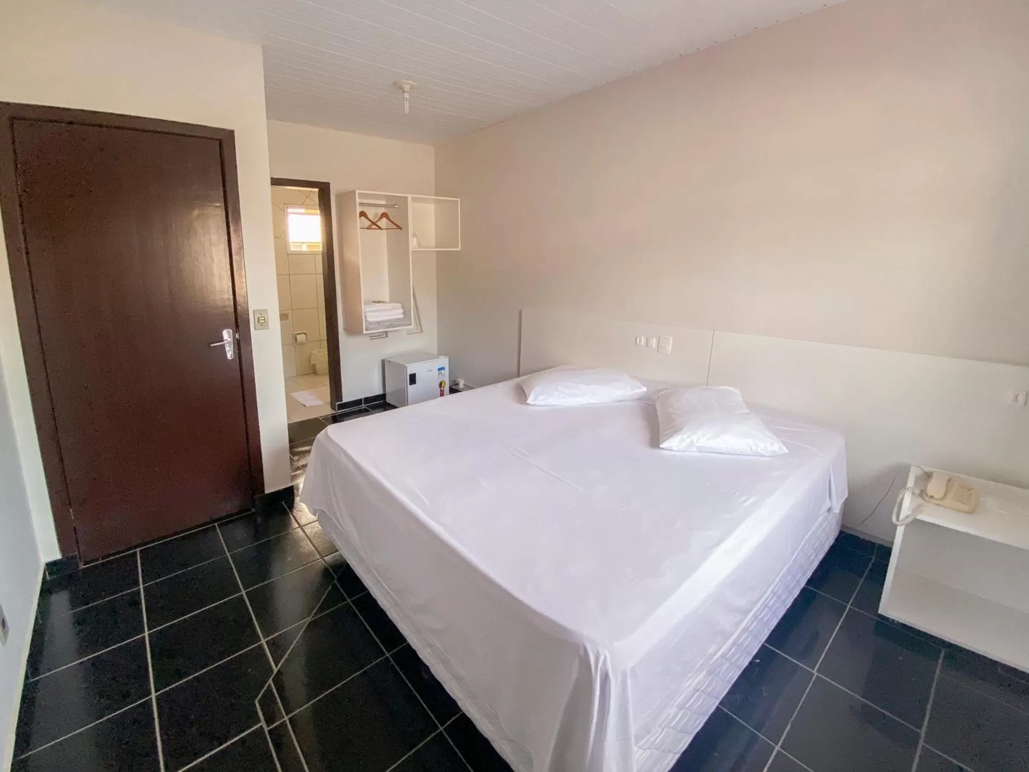 Photo of the whole room, Bed in GUINZA