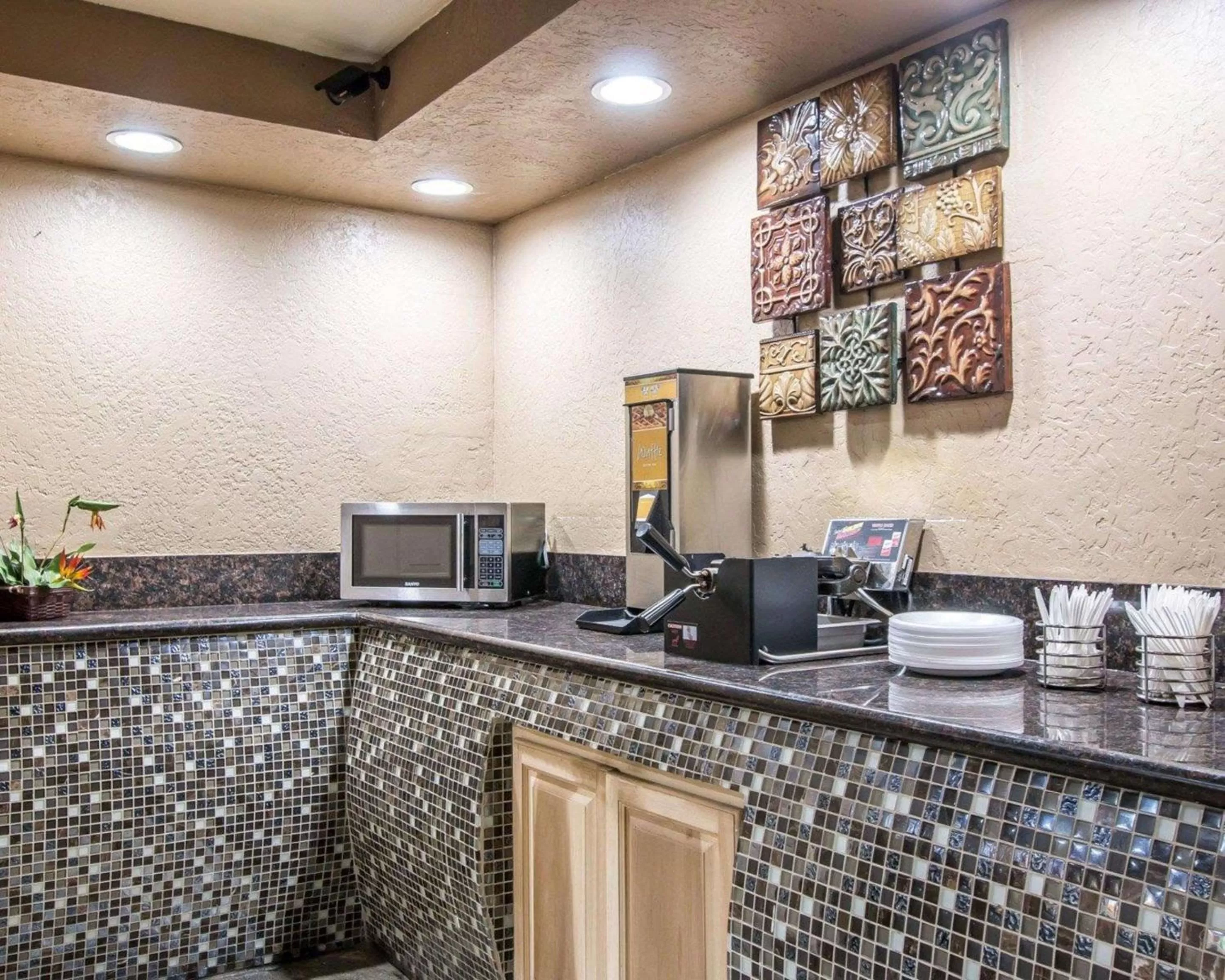 Restaurant/places to eat, Kitchen/Kitchenette in Hotel Baja San Diego