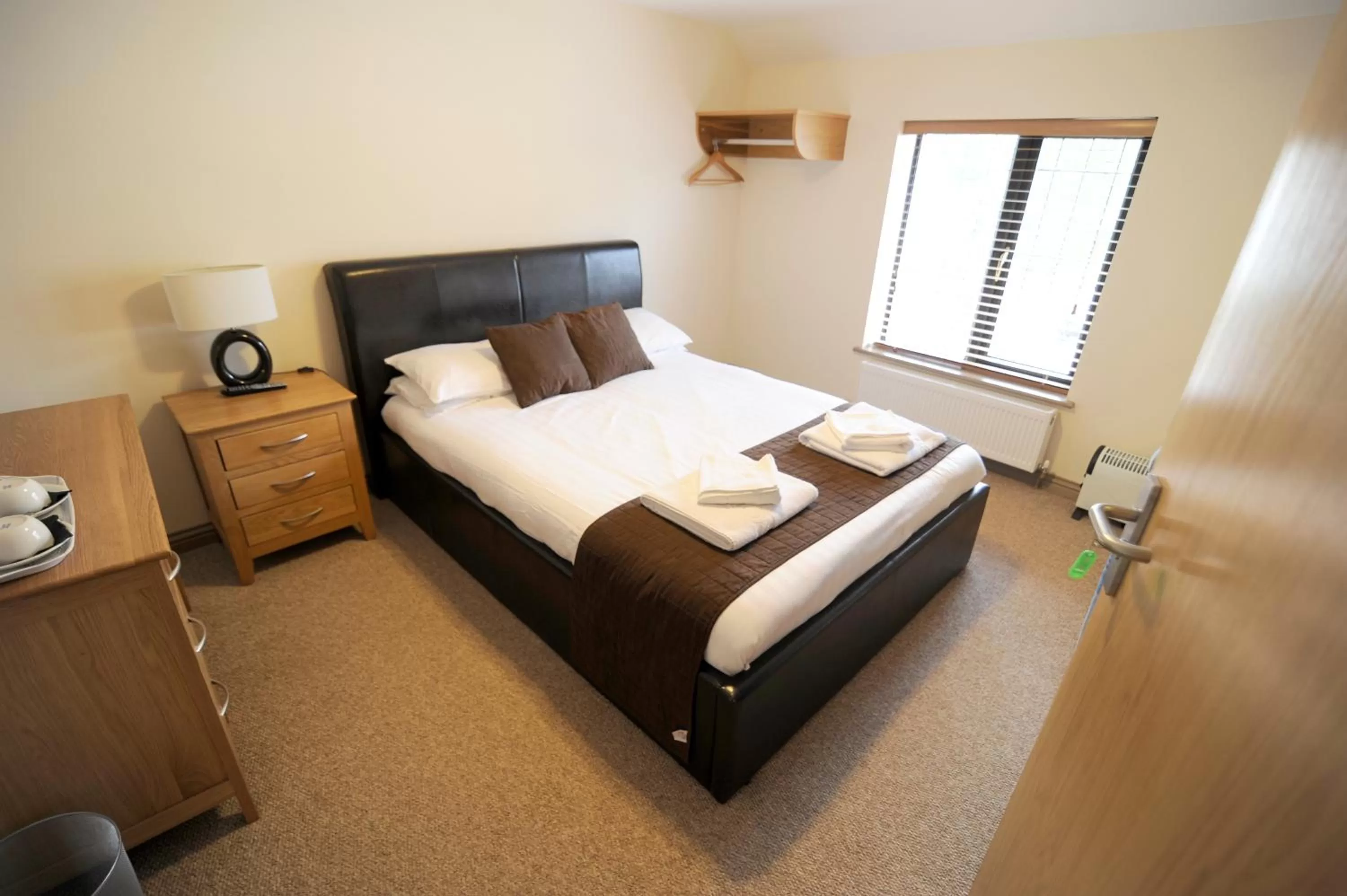 Bedroom, Bed in The Elm Tree Inn