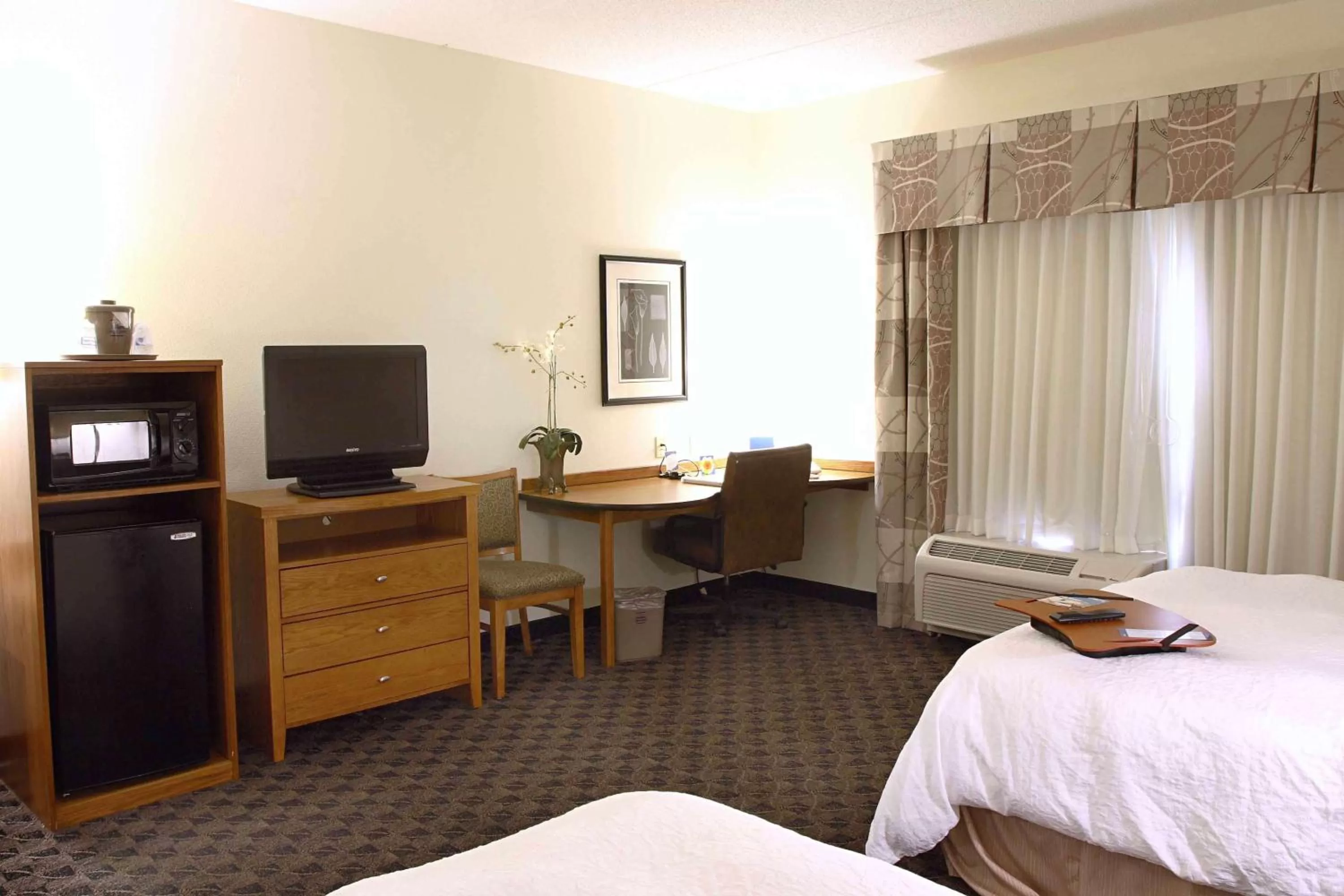 Bed in Hampton Inn & Suites Chesapeake-Square Mall