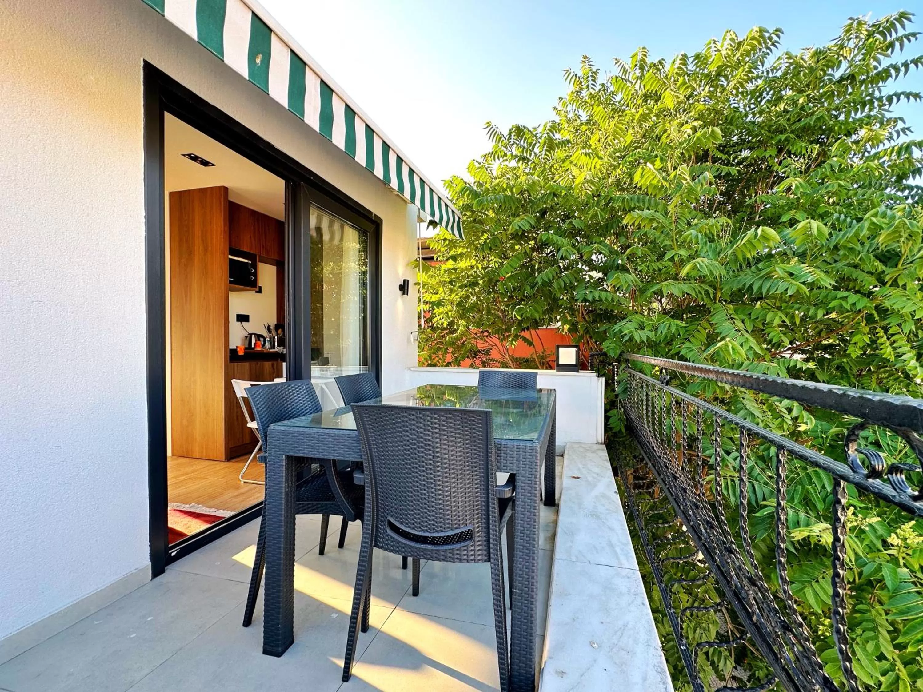 Patio in Sultan Pier Hotel