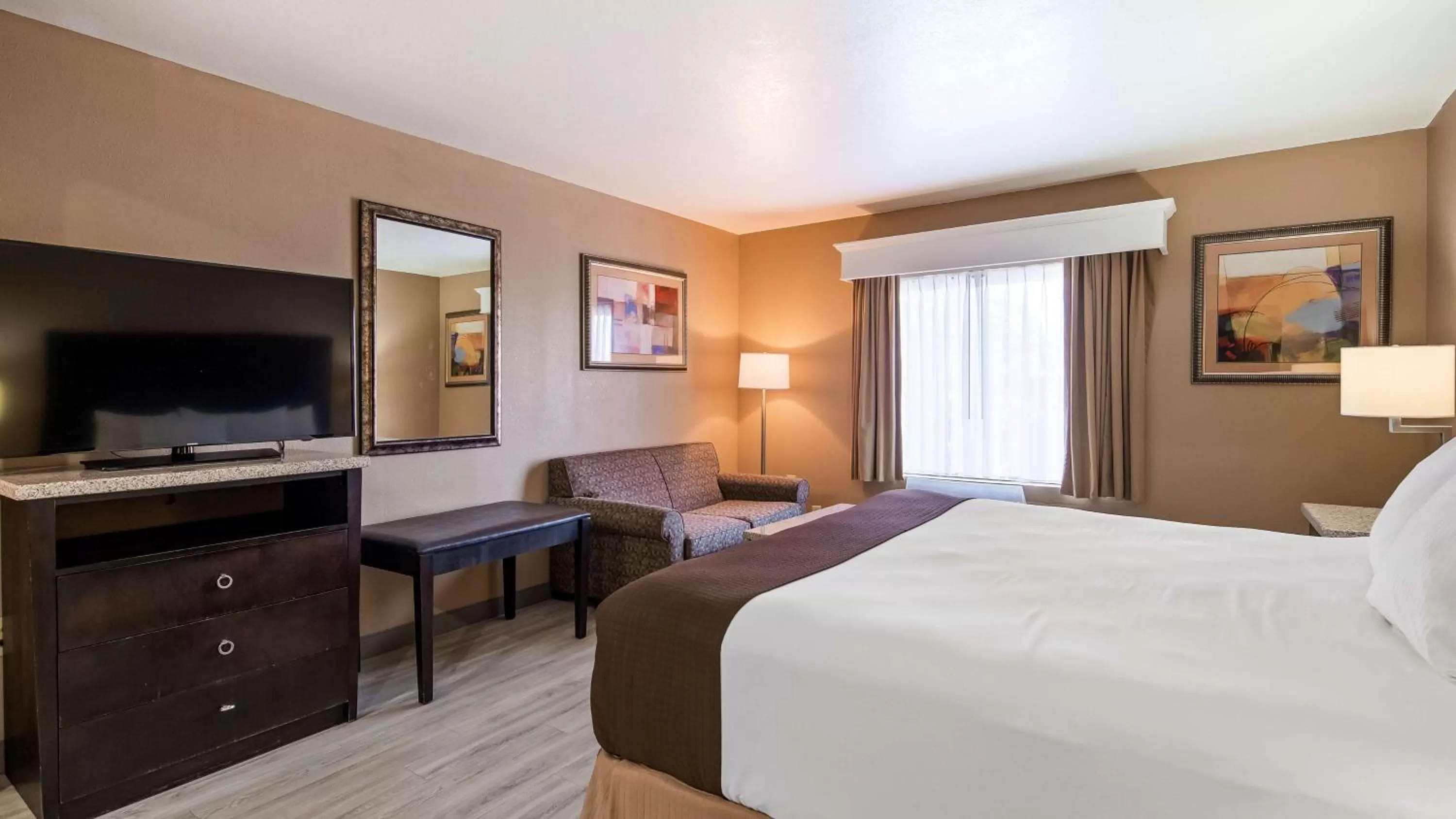 Photo of the whole room, Bed in Best Western Lumberton