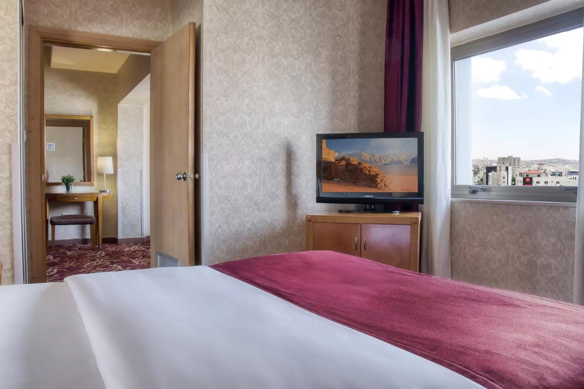 Bedroom, Bed in Geneva Hotel