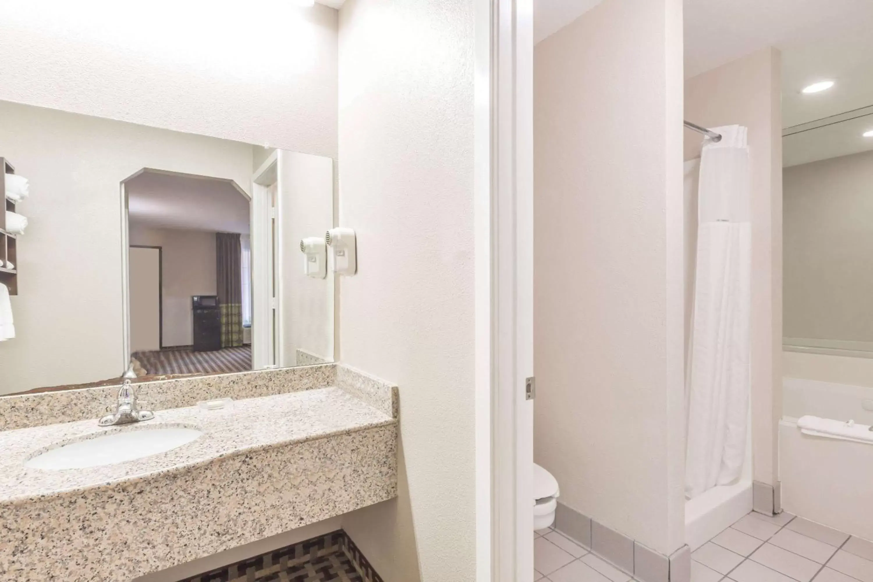 Hot Tub King Suite-Smoking in Super 8 by Wyndham Houston/NASA/Webster Area Hot Tub King Suite-Smoking in Super 8 by Wyndham Houston/NASA/Webster Area