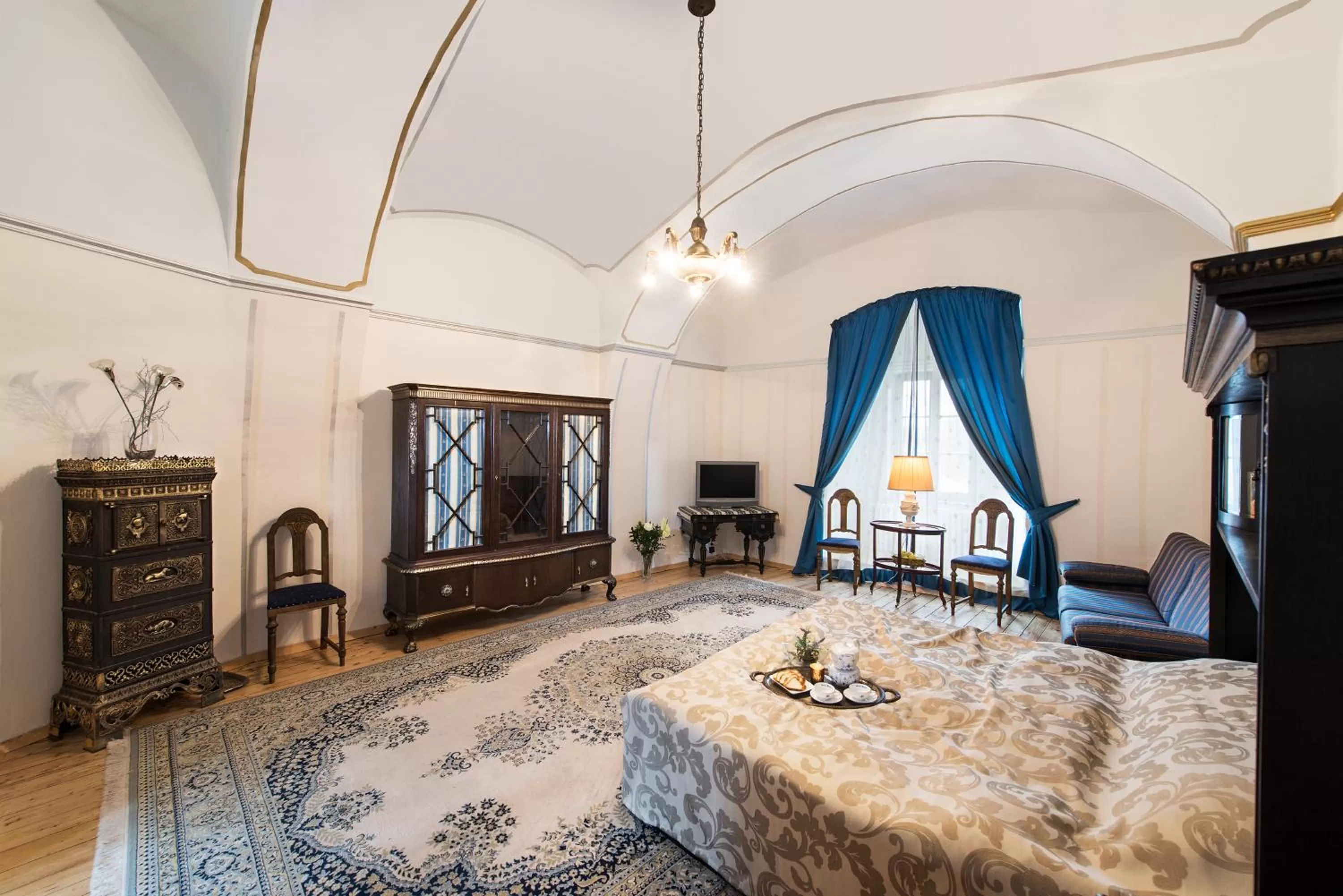 Photo of the whole room, Bed in Chateau GrandCastle