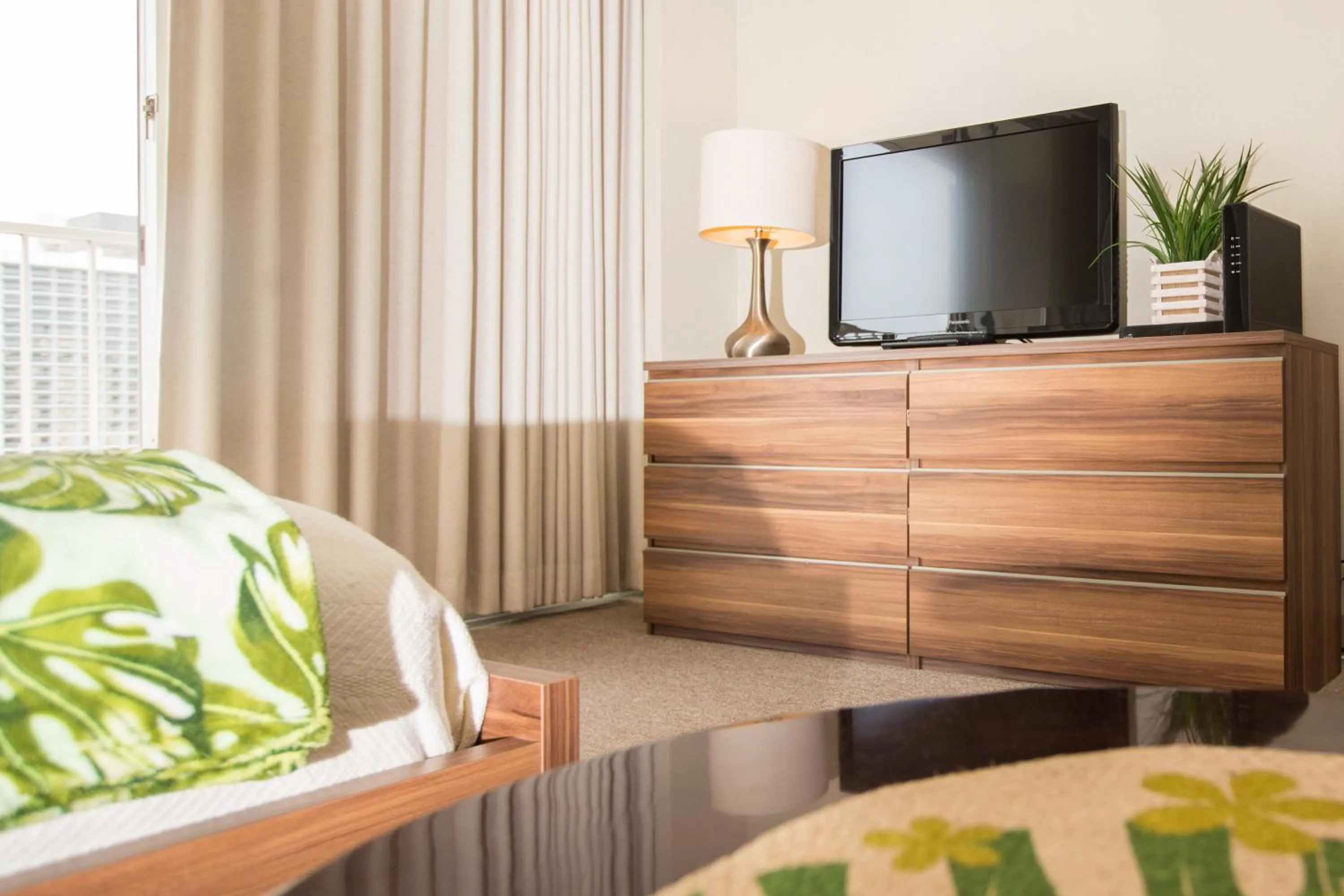 Tropical Studios at Marine Surf Waikiki - FREE PARKING - BEST LOCATION - FULL KITCHEN - SWIMMING POOL